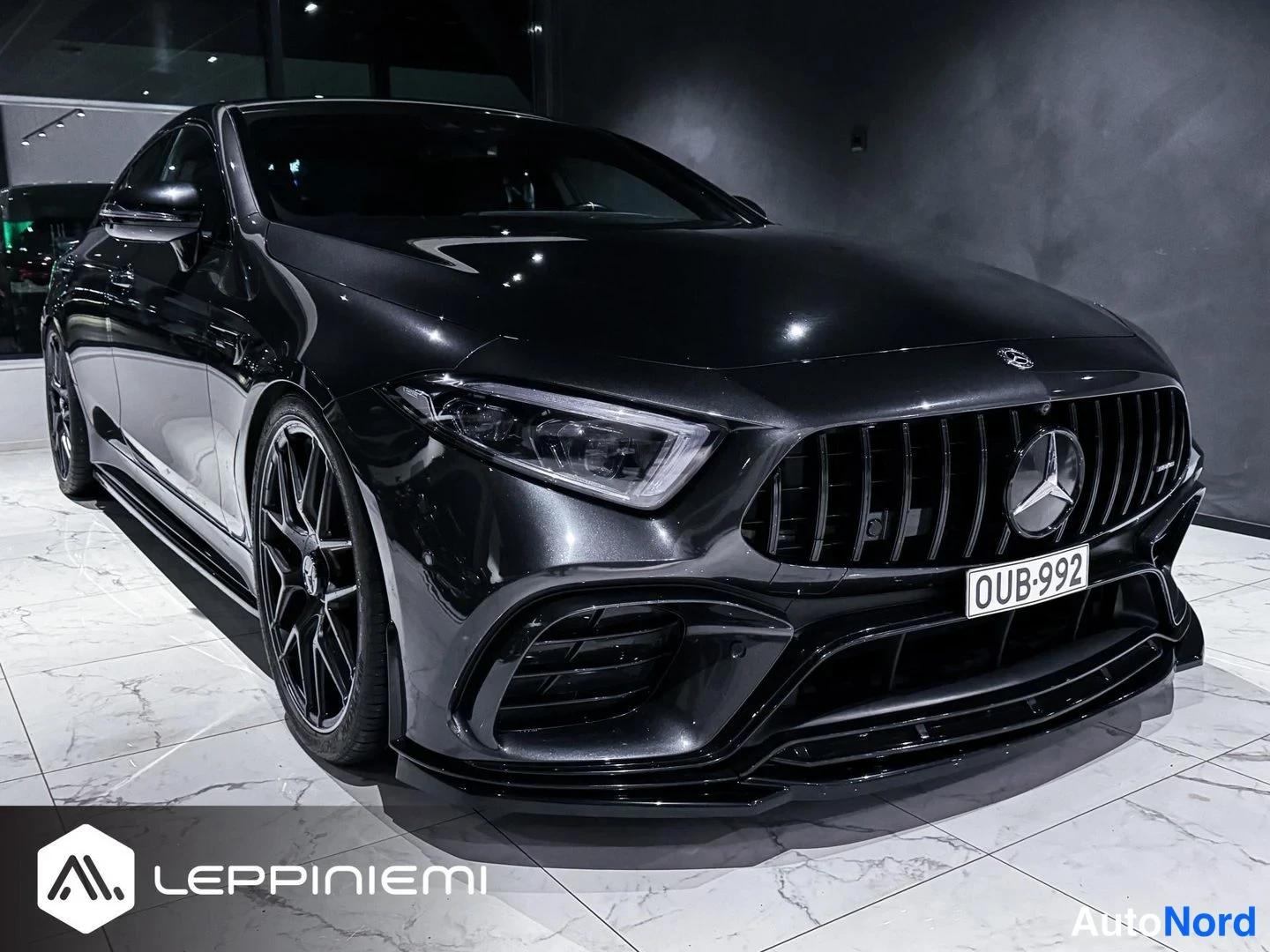 Etuviisto, nokka oikealle: Tiukka etukulma mustasta Mercedes-Benz CLS -coupesta oikealta, Panamericana-säleikkö, LED-ajovalot ja rekisterikilpi.