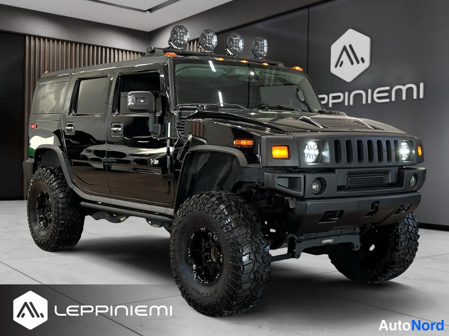 Musta Hummer H2 2007, etuviisto, keula oikealle, kuva 5