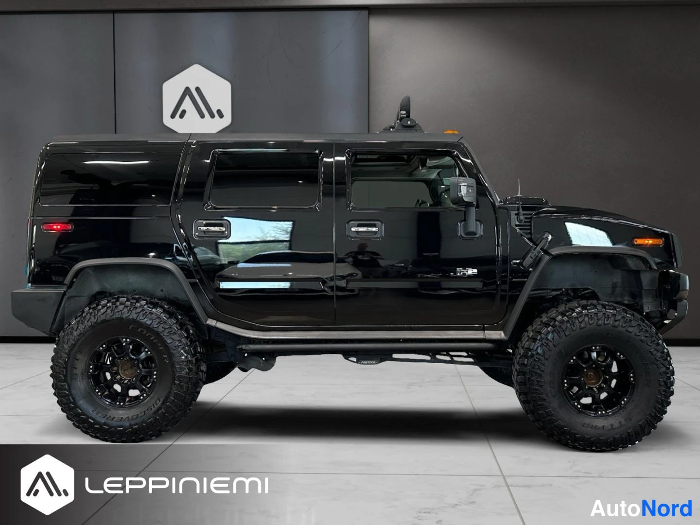 Musta Hummer H2 2007, sivulta, kuva 8