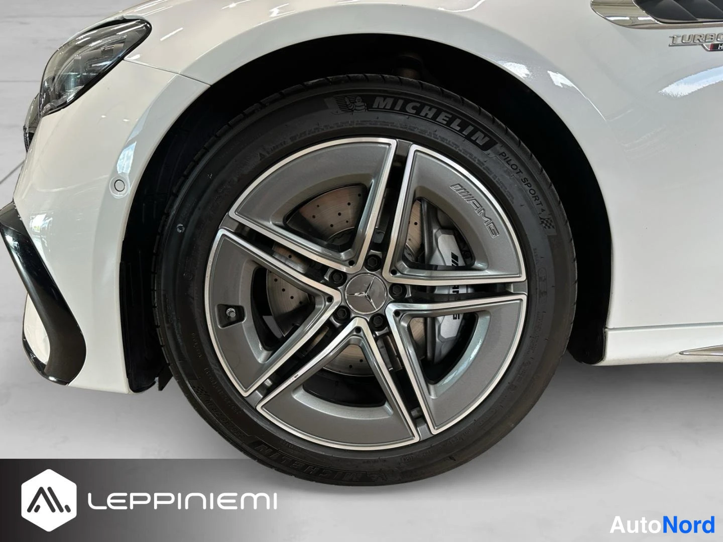 Valkoinen Mercedes-Benz E 53 2025, etuviisto, keula vasemmalle, kuva 2