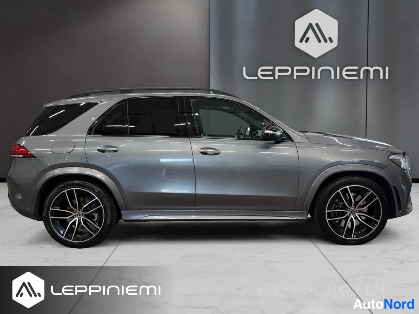 Etuviisto, nokka oikealle: Harmaa Mercedes-Benz GLE -maasturi sivulta oikeaan etuviistoon, tummat vanteet