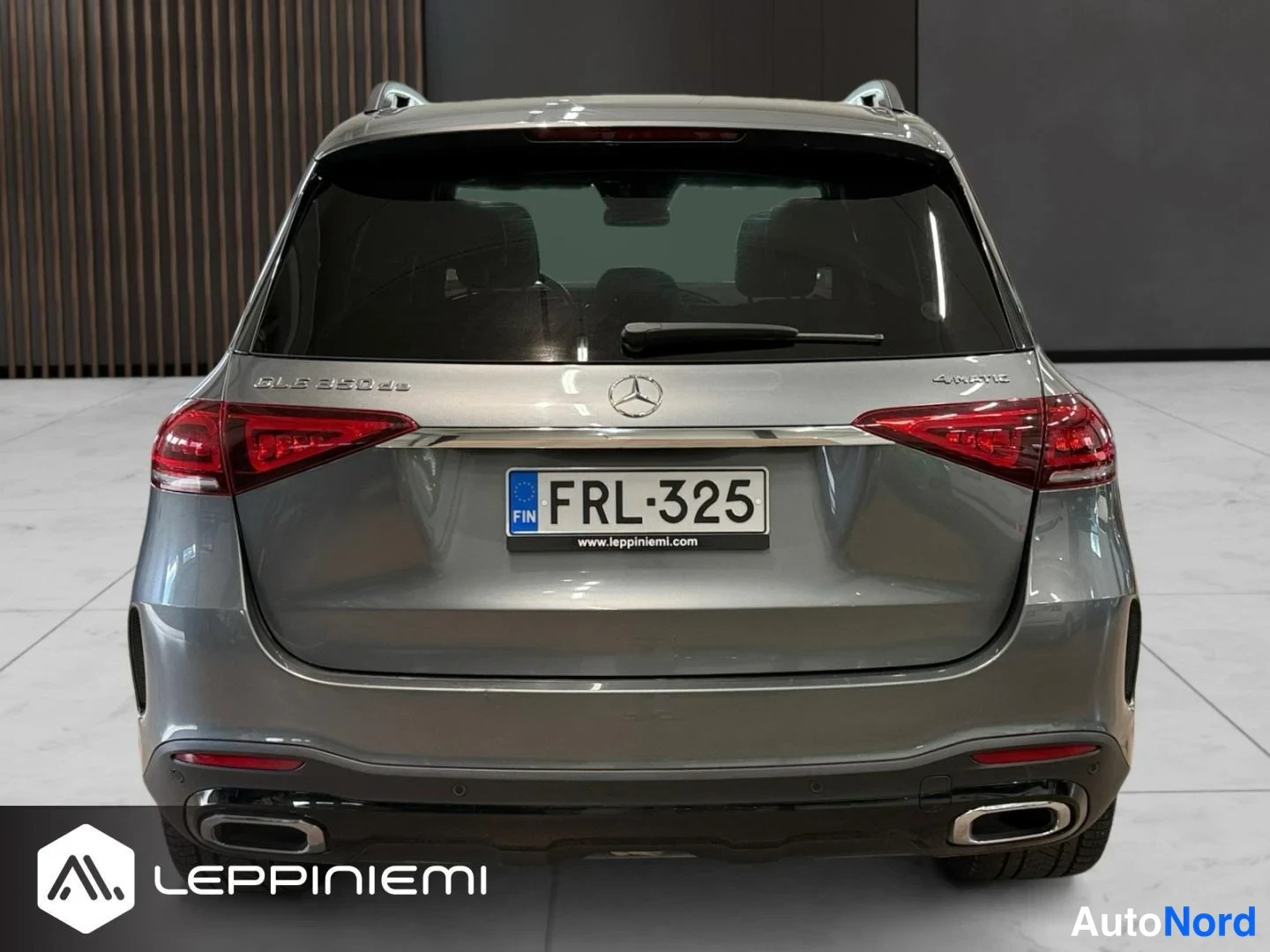 Takaa: Mercedes-Benz GLE:n suora takanäkymä: harmaa koristoilu, punaiset takavalot, -rekisterikilpi ja kaksoispakoputket.