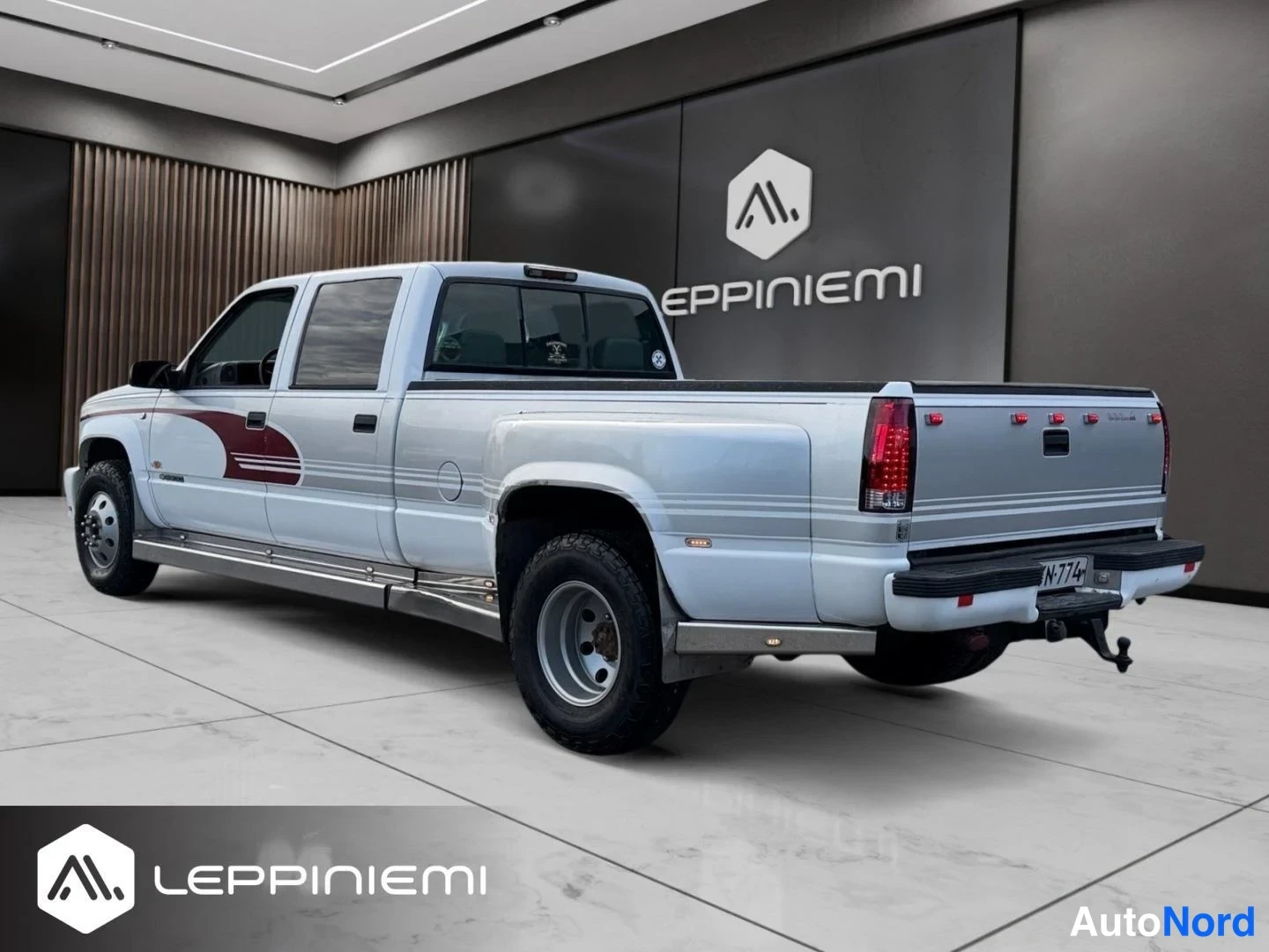Takaviisto: Chevrolet-pickup takaa viistosti valokuvattuna; porrasperäinen ohjaamo, pitkä lavakori ja kaksoistakarenkaat näkyvät sisätiloissa.