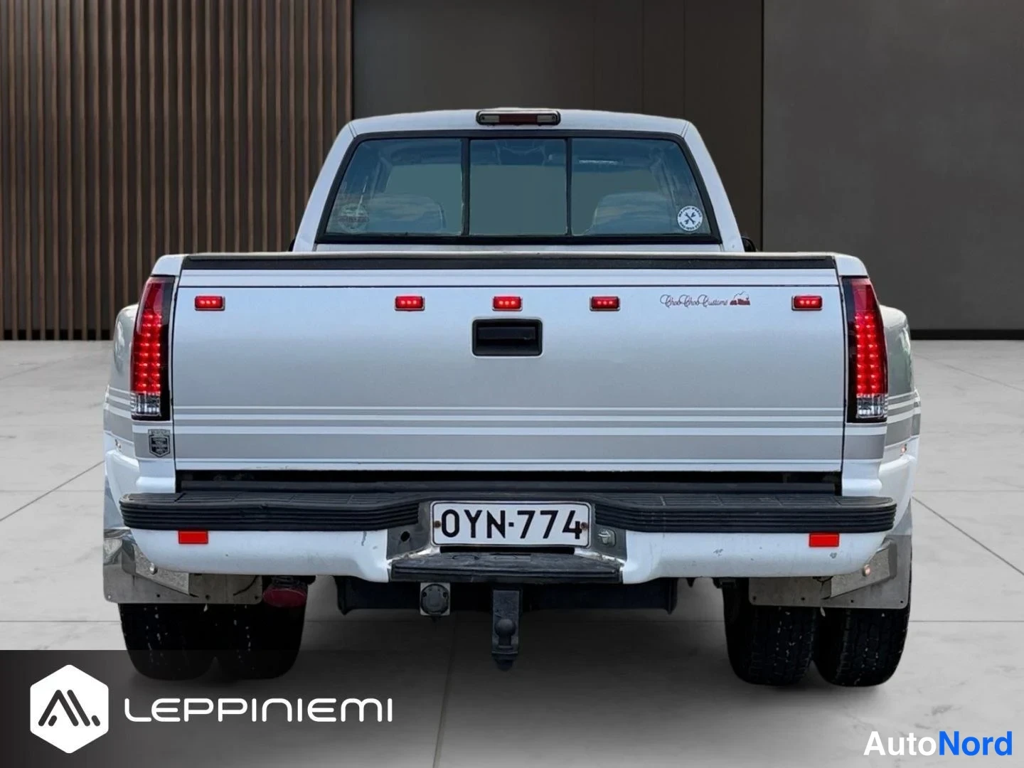 Takaa: Chevrolet-pickup suoraan takaa valokuvattuna; lavakorin takapaneeli, takavalot, rekisteritunnus ja vetokoukku näkyvät.