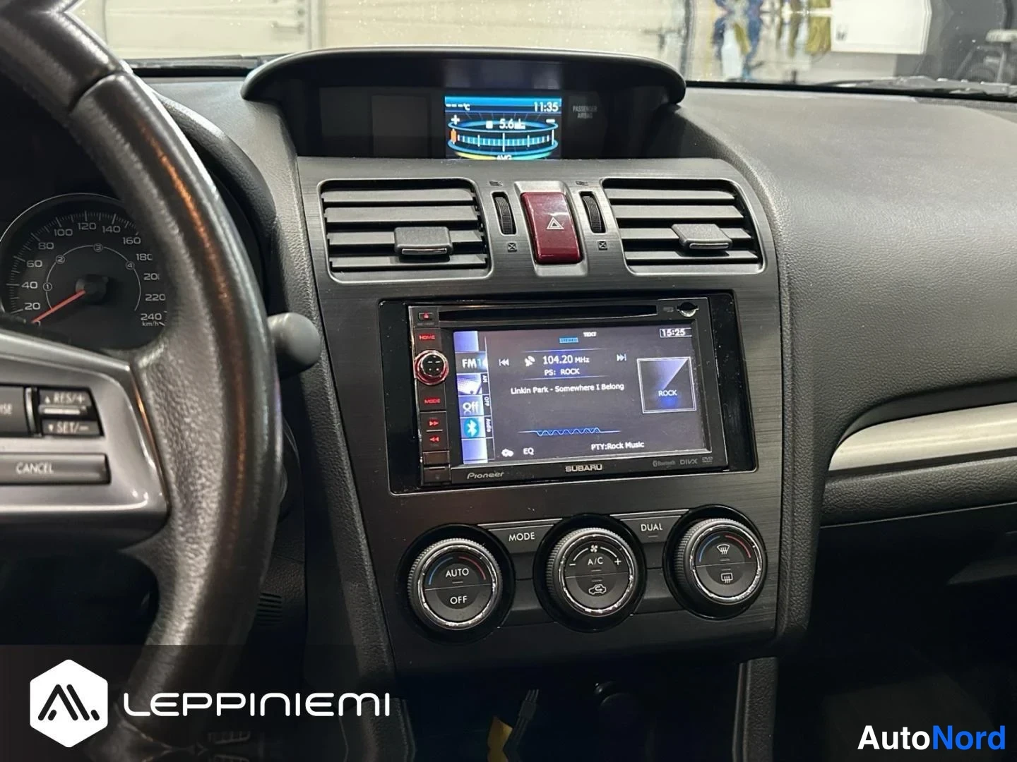 Muu: Kojelaudan keskusta: Pioneer-radio Subaru-merkinnällä, ilmastointisäätimet (AUTO, MODE, DUAL) ja ylhäällä informaationäyttö.