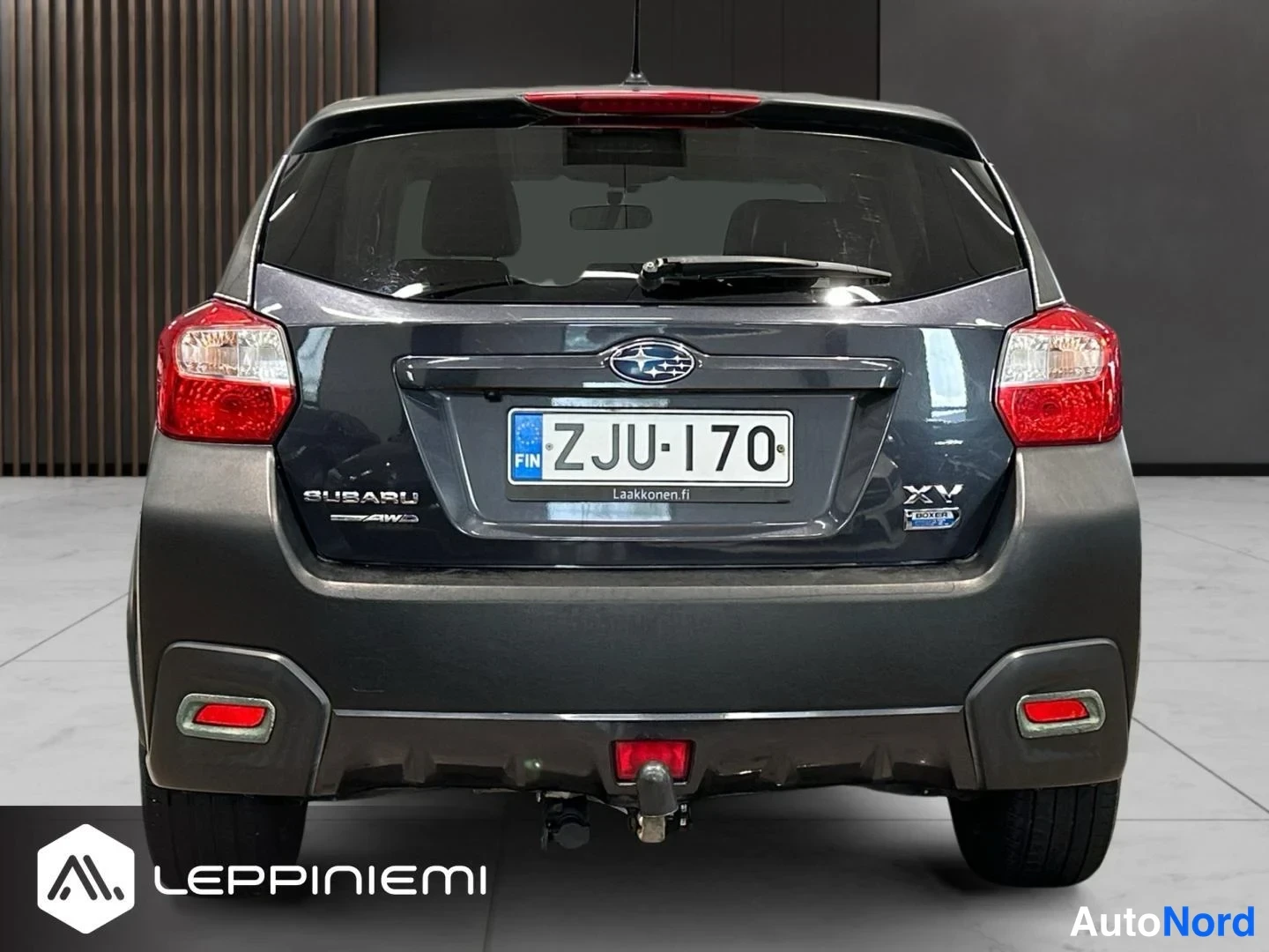 Takaa: Subaru XV takaa nähtynä, rekisteritunnus, takalasinpyyhkijä ja hinauskytkin näkyvät.