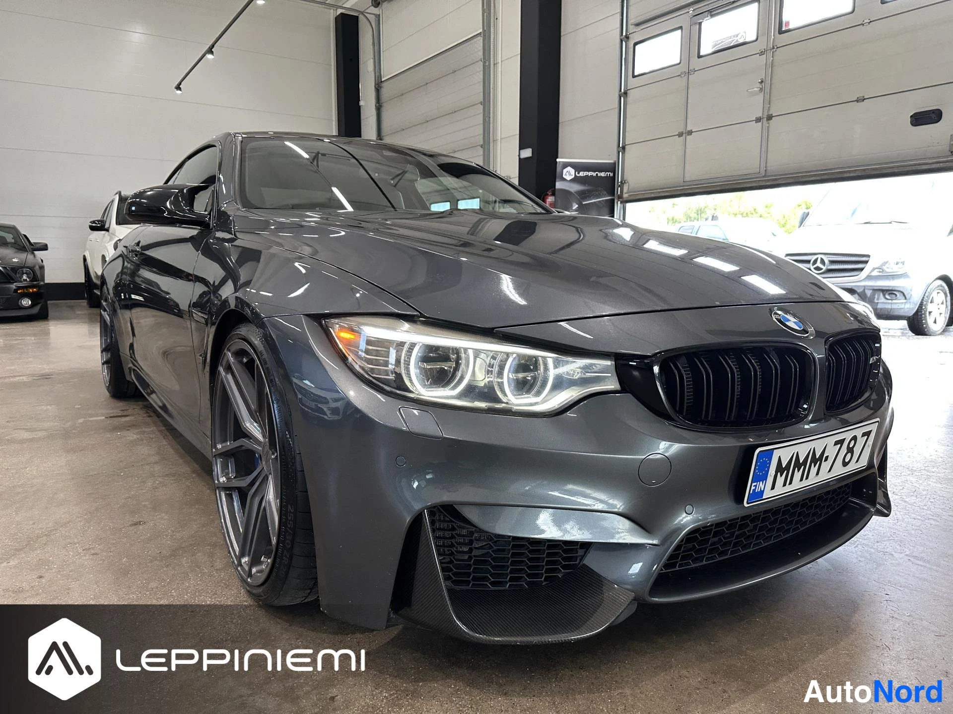 Harmaa BMW M4 2014, etuviisto, keula oikealle, kuva 10