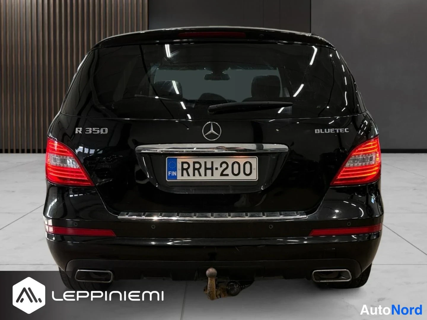 Takaa: Mercedes-Benz R:n suora takanäkymä: takaluukku, R 350- ja BLUETEC-tekstit, -rekisteritunnus, kaksi pakoputkea ja irrotettava vetokoulu.