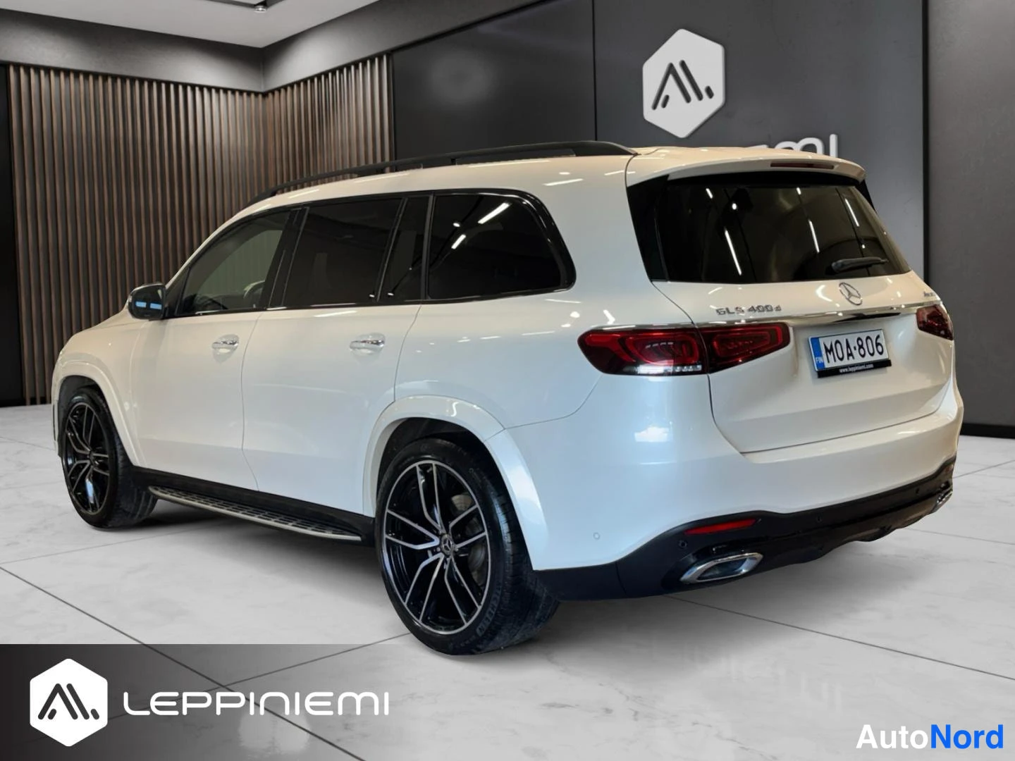 Takaviisto: Mercedes-Benz GLS -maasturin takakulma kuvattuna vasemmalta; perävaunu, rekisterikilpi ja sivukaiteet näkyvät.