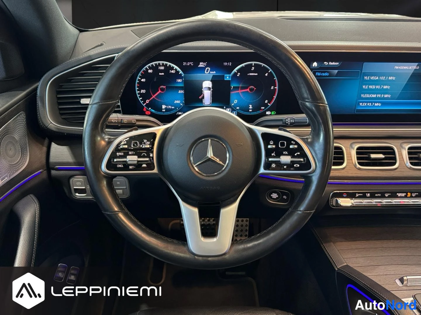 Muu: Ohjauspyörän ja mittariston lähikuva: Mercedes-Mercedes-merkki, digitaalinen mittaristo, radiovalikko ja touchpad.