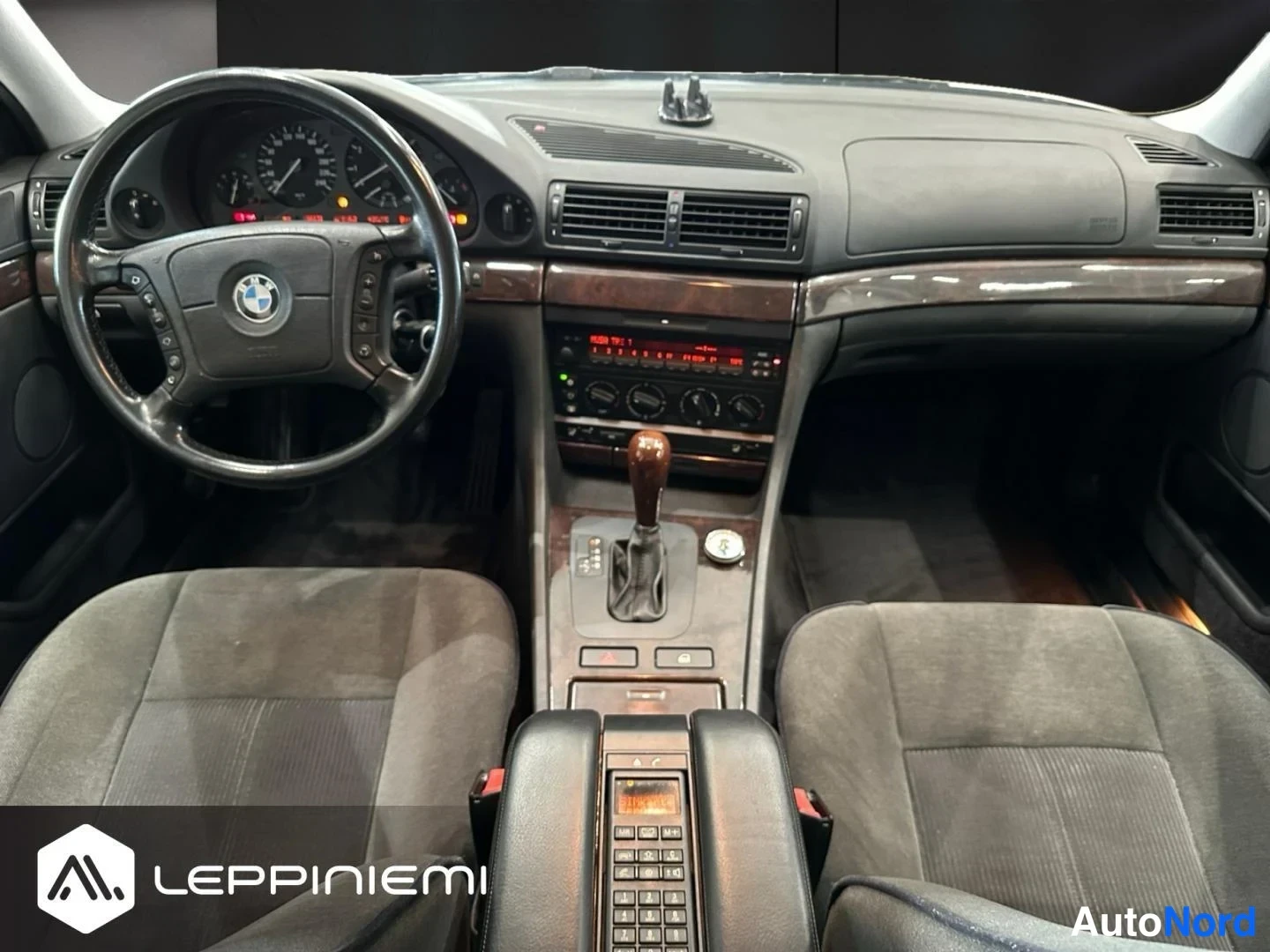 Muu: Kojetaulu ja etuistuimet edestä: BMW-ohjauspyörä, analogiset mittarit, radio ja ilmastointiautomaatin säätimet, automaattivaihteisto ja takana kesäkäytävän puhe