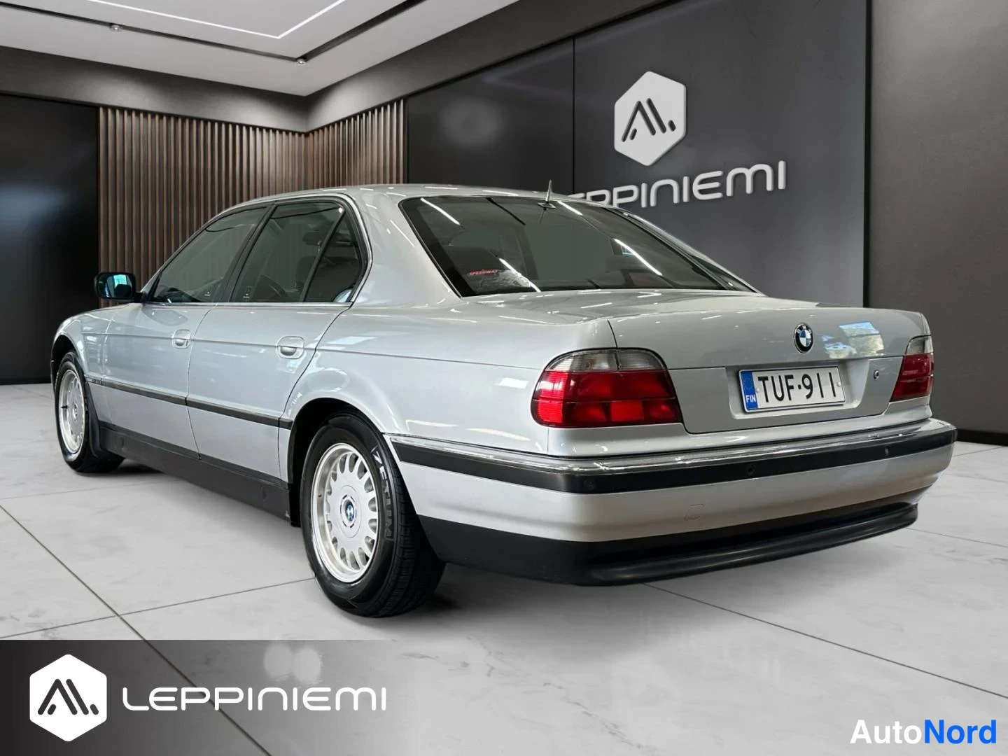 Takaviisto: BMW 735 -sedan takakulmanäkymä oikealta, rekisteritunnus.