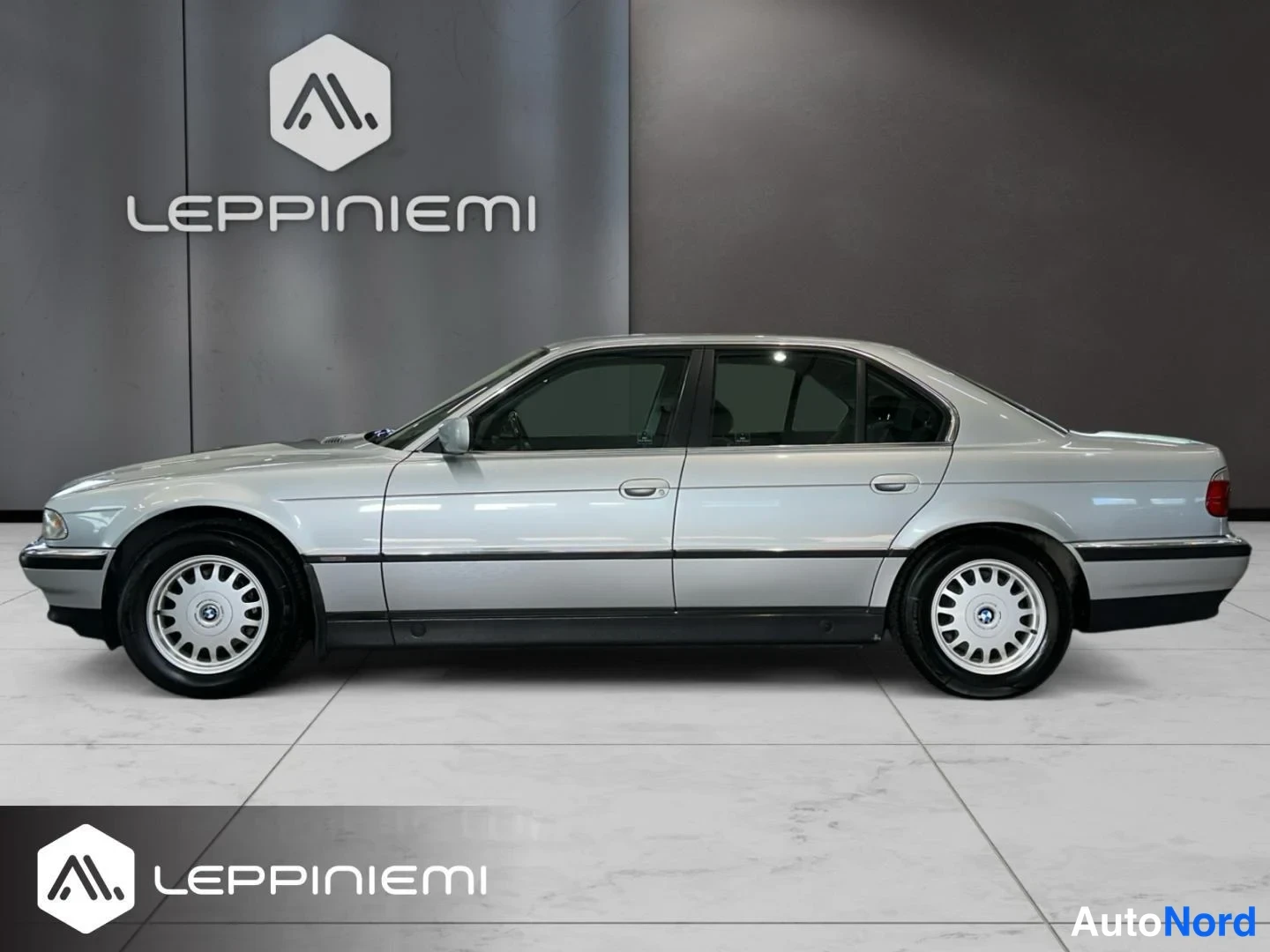 Sivulta: BMW 735 -sedan sivukulmanäkymä, hopea koriväri.