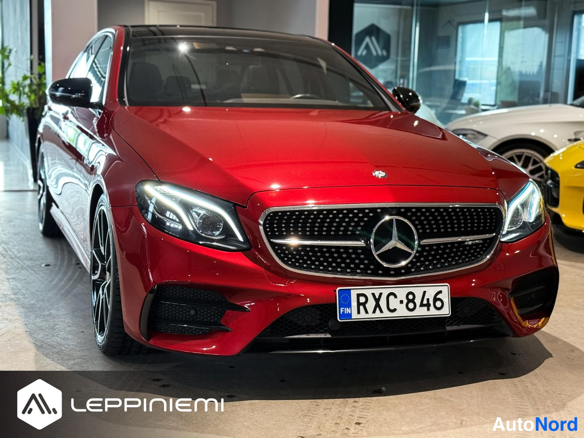 Punainen Mercedes-Benz E 43 2017, etuviisto, keula oikealle, kuva 3