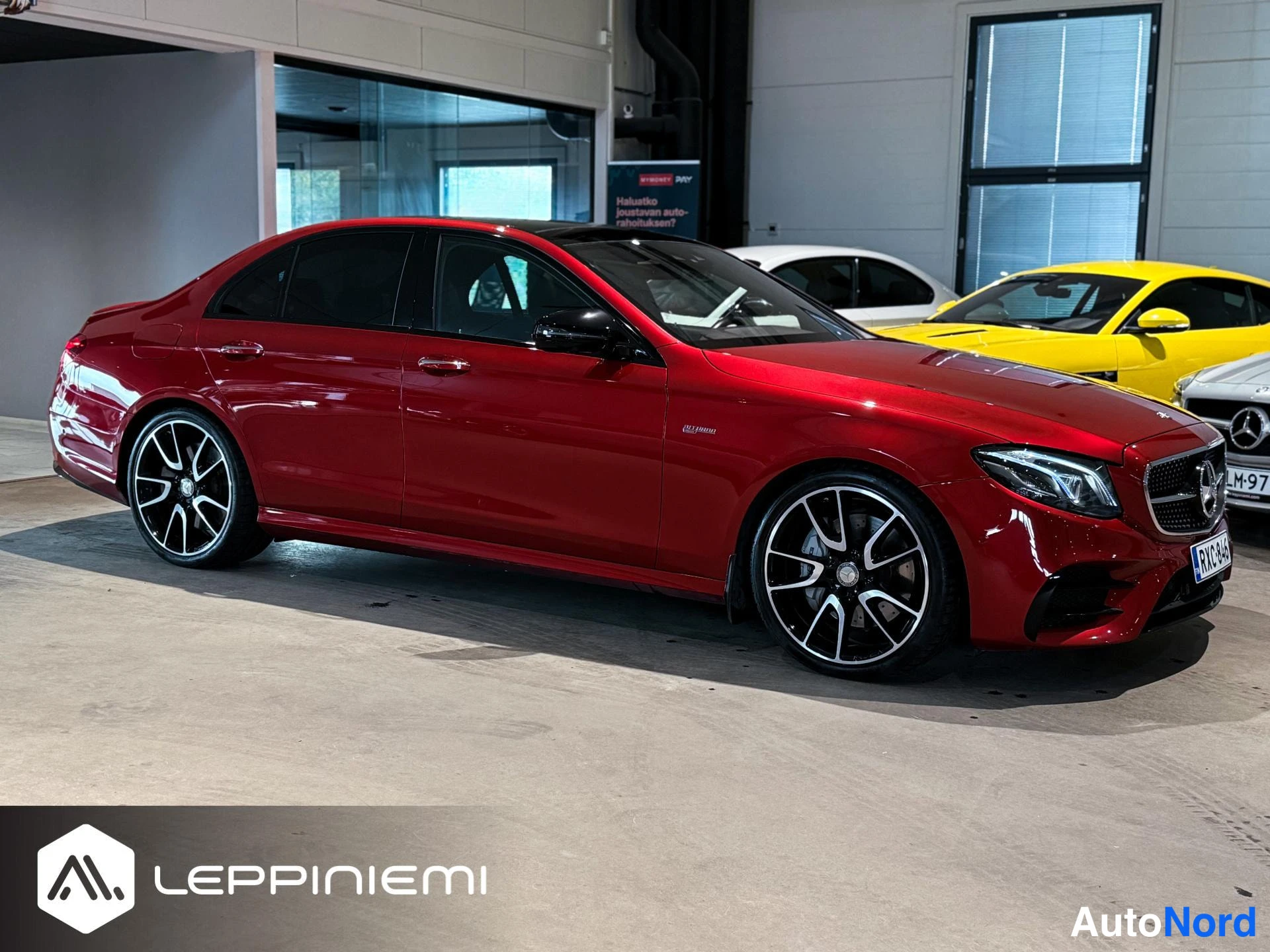 Punainen Mercedes-Benz E 43 2017, etuviisto, keula oikealle, kuva 4