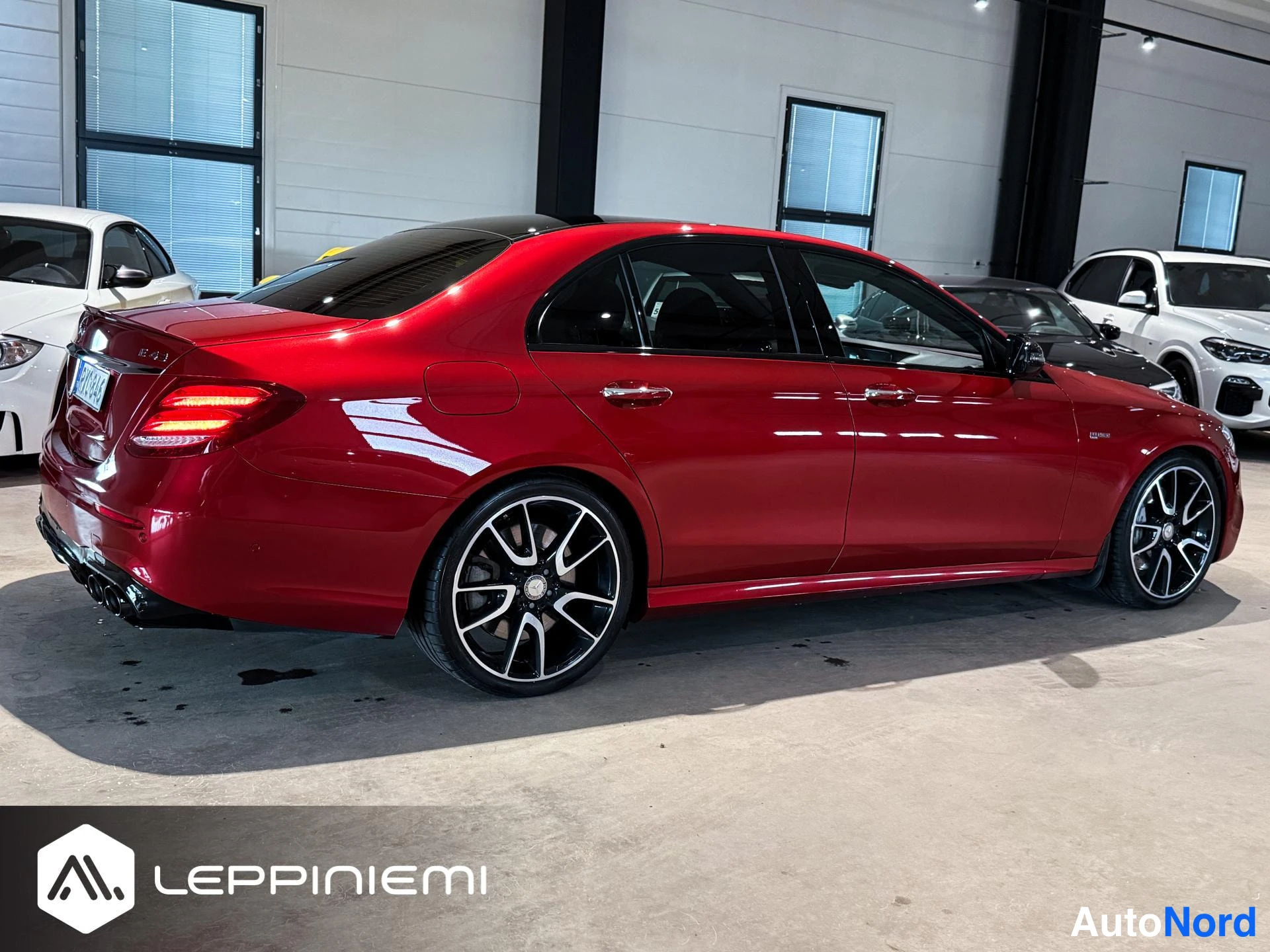 Punainen Mercedes-Benz E 43 2017, takaviisto, kuva 7