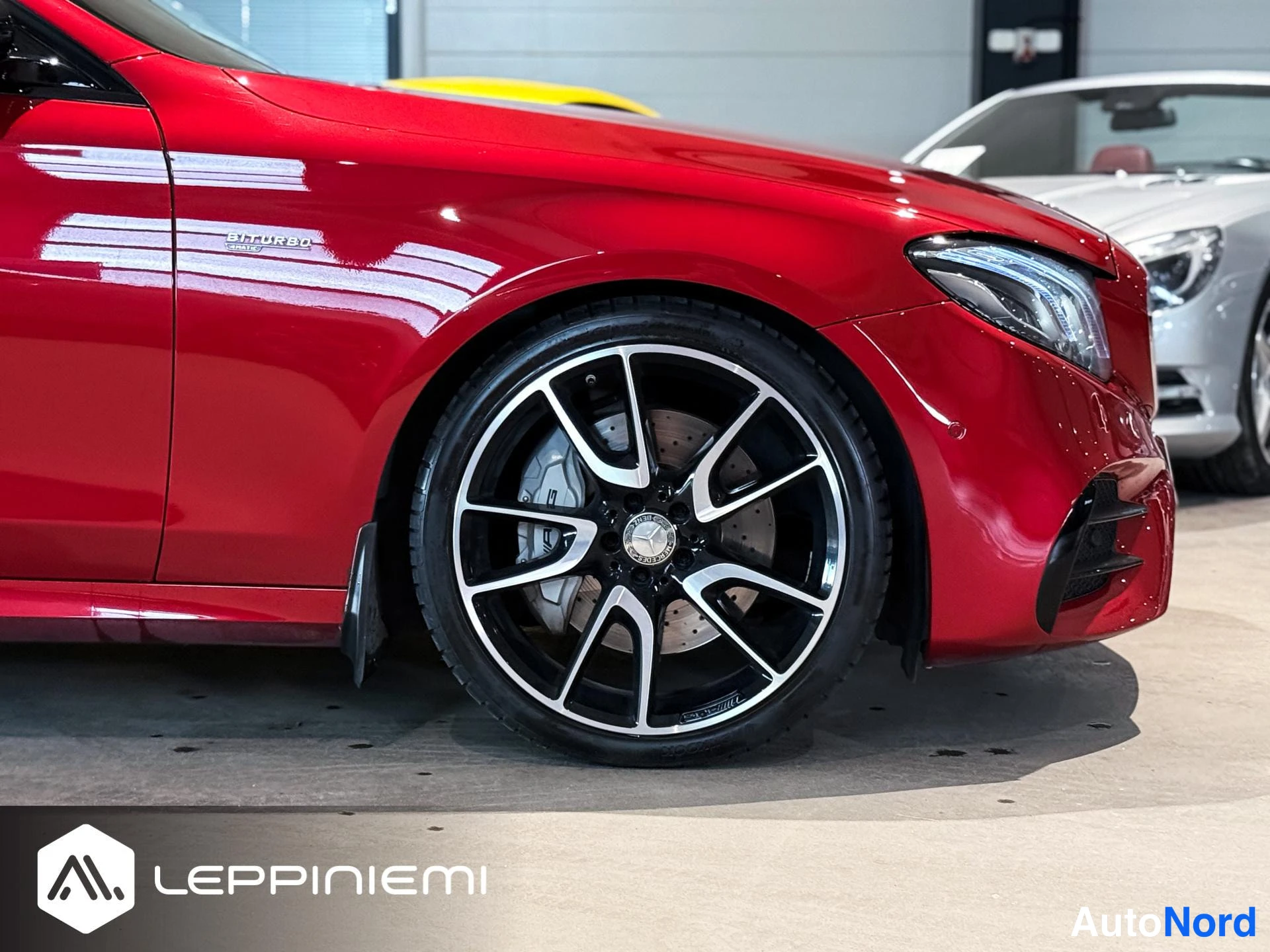 Punainen Mercedes-Benz E 43 2017, etuviisto, keula oikealle, kuva 2