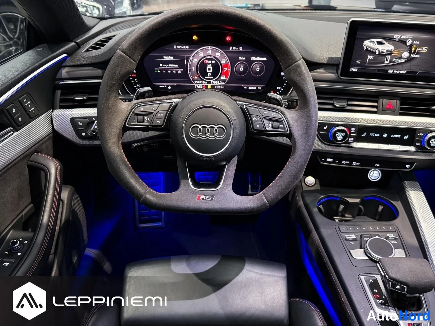 Edestä: Ohjaamotäkymä Audi RS 5:ssä: RS-ohjauspyörä, virtuaalitunnisteisto ja kaksivyöhykeilmastointi.