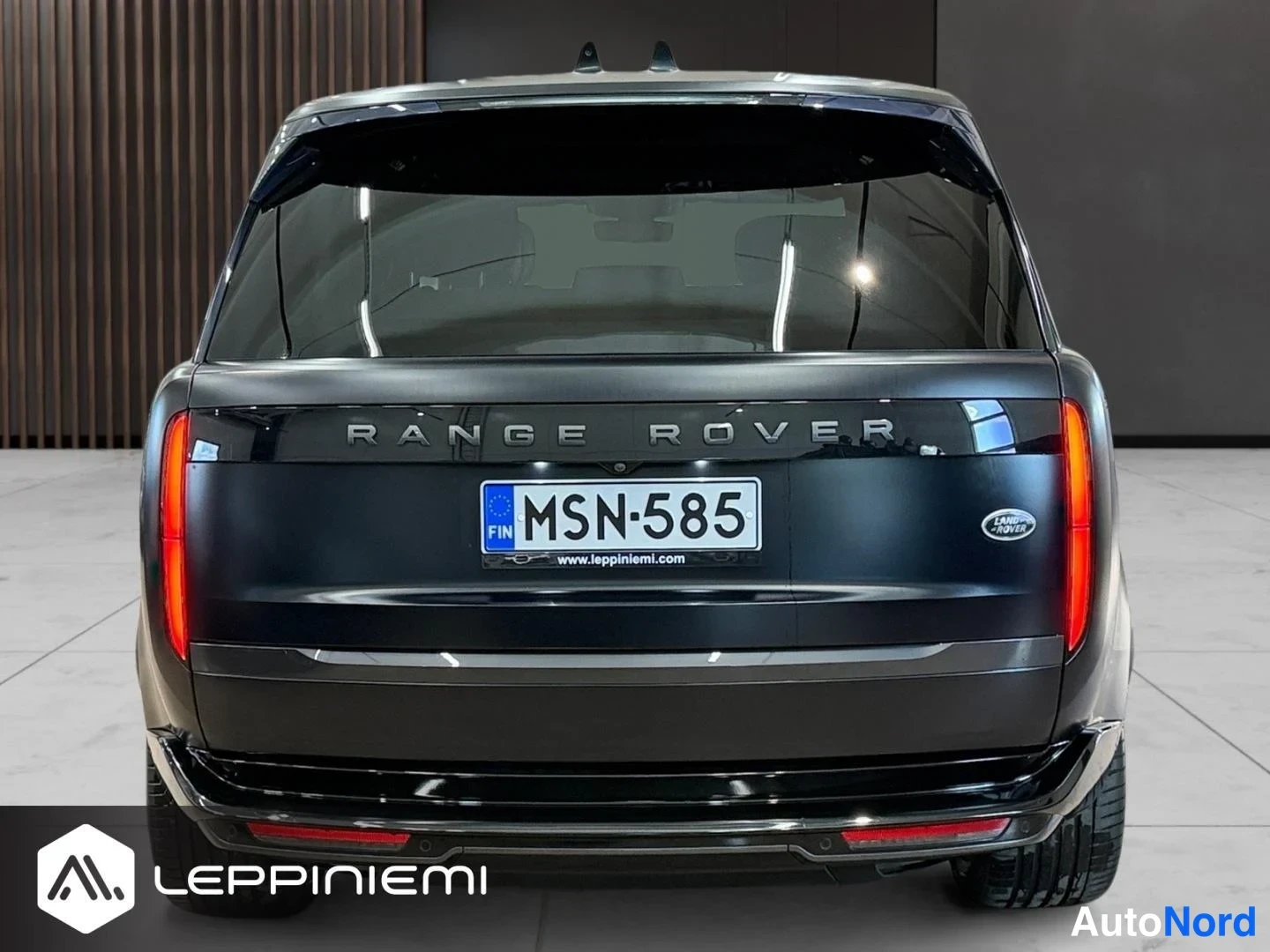 Takaa: Land Rover Range Rover suora takakuva, COMMON: takavalot ja -rekisteritunnus näkyvissä.