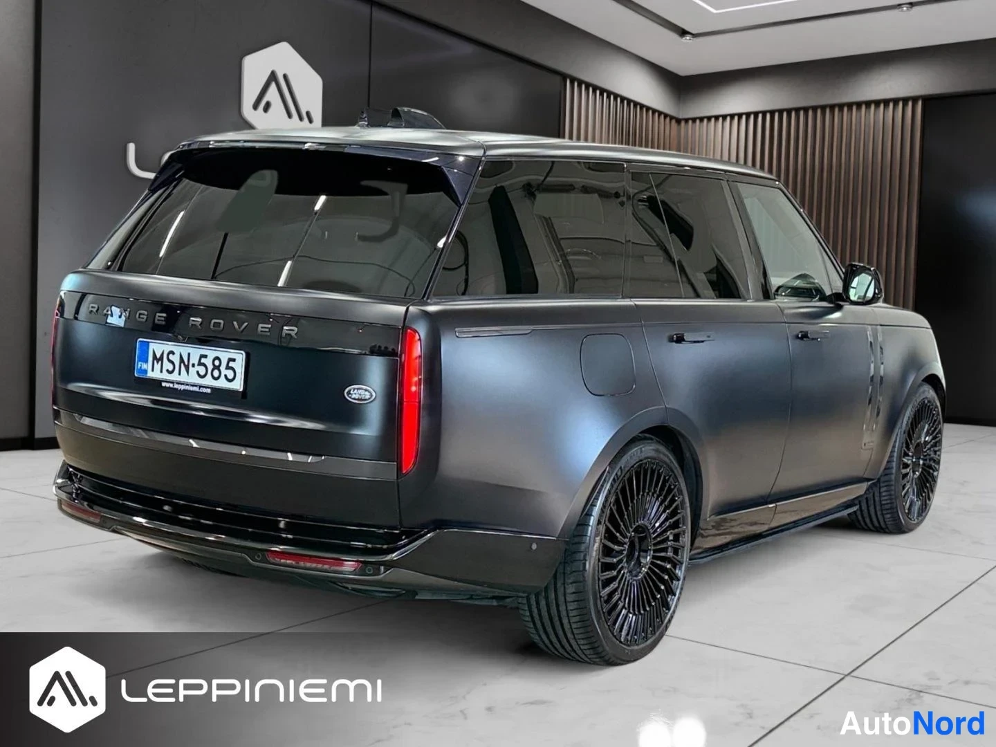 Takaviisto: Land Rover Range Rover takaa vasemmalta sivulta kuvattuna myyntitilassa, rekisteritunnus.