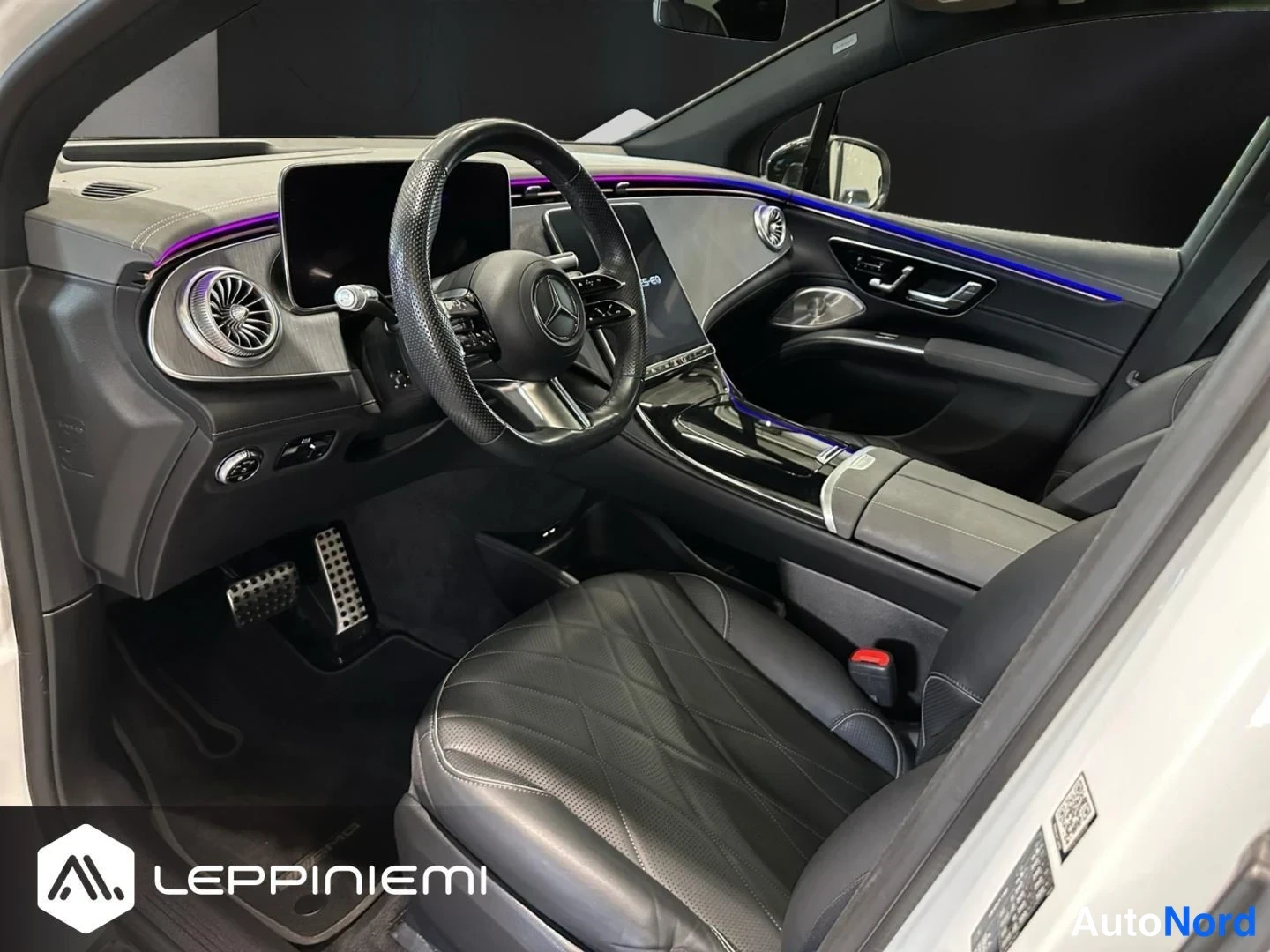 Muu: Ohjaamo vasemmalta: Mercedes-ohjauspyörä, ison kosketusnäytön ja nibbomat Mercedes-Benz EQS 450 4MATIC SUV AMG Night Edition, 2024.