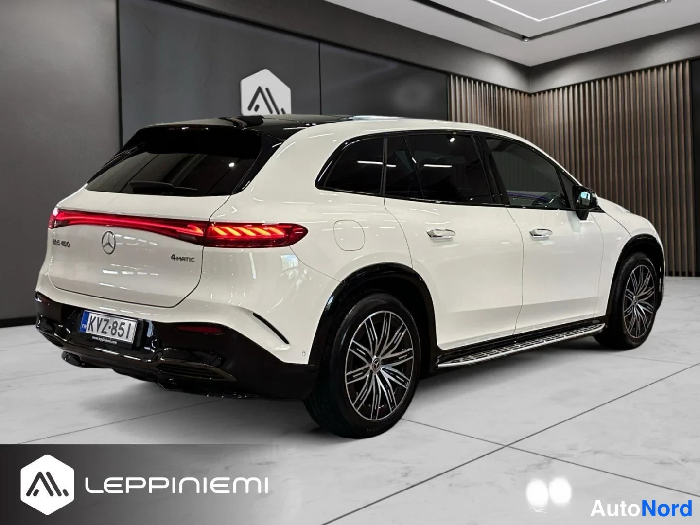 Takaviisto: Mercedes-Benz EQS SUV takaa oikealta kolmannesnäkymänä, valkoinen korimustat taustat, rekisterikilpi.