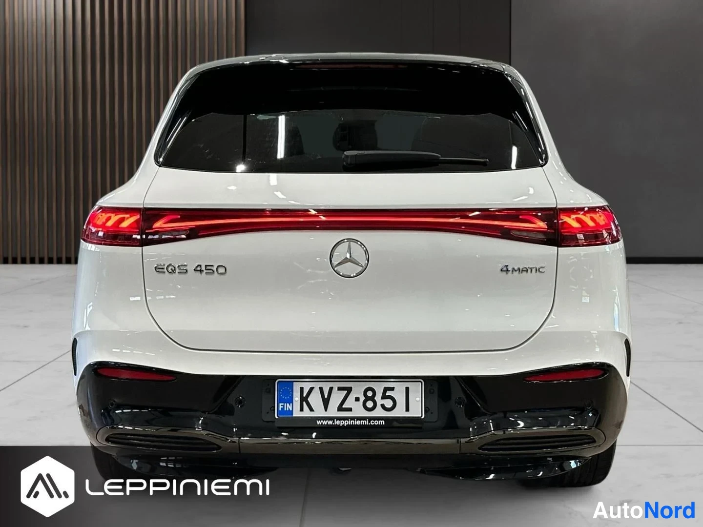 Takaa: Mercedes-Benz EQS 450 4MATIC:n takaosa suoraan takaa, valkoinen kori, punaiset takavalot ja rekisterikilpi.