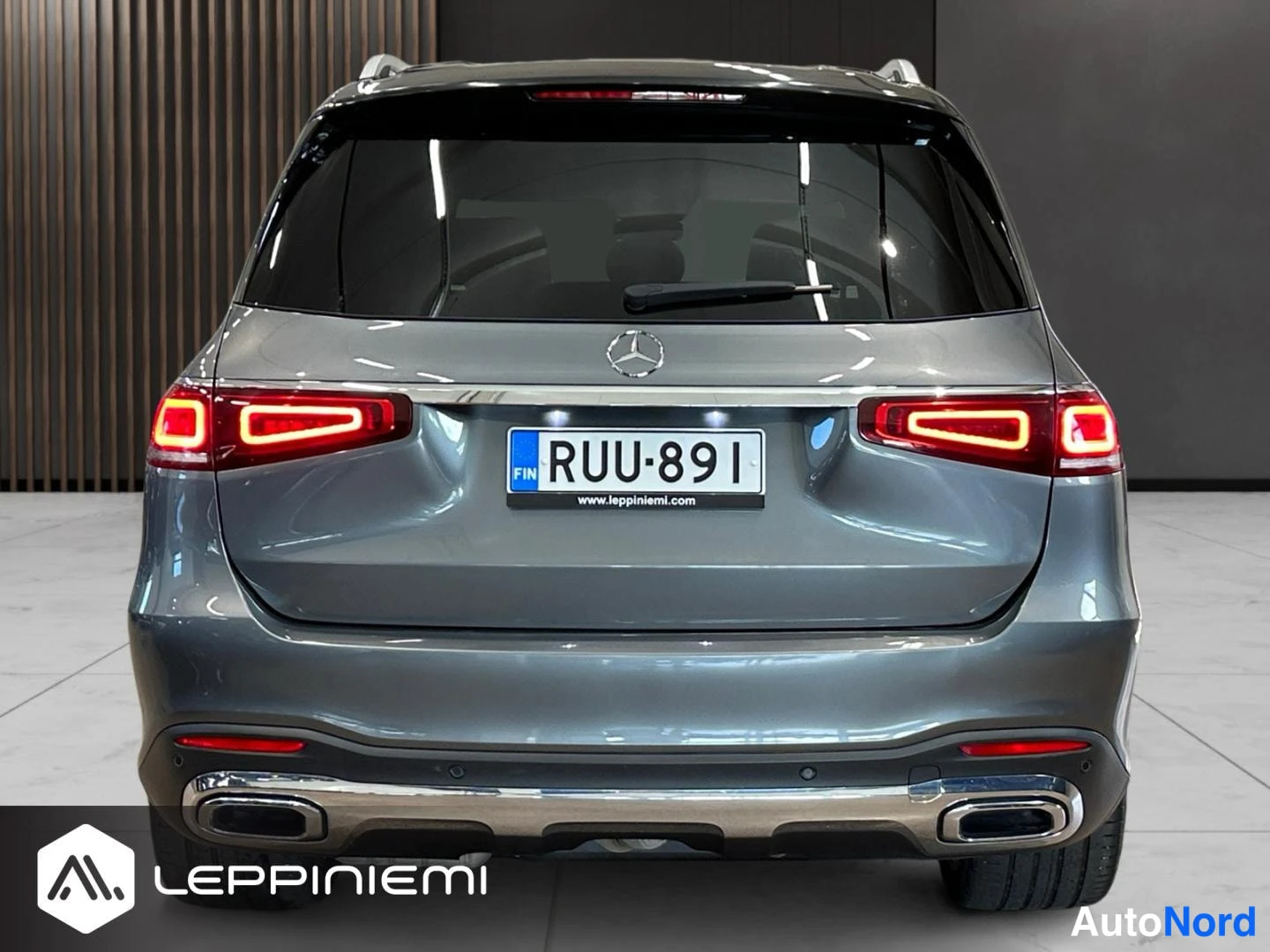 Takaa: Mercedes-Benz GLS:n takaosa suoraan takaa: rekisterikilpi, Mercedes-tähti ja kaksi pakoputkea.