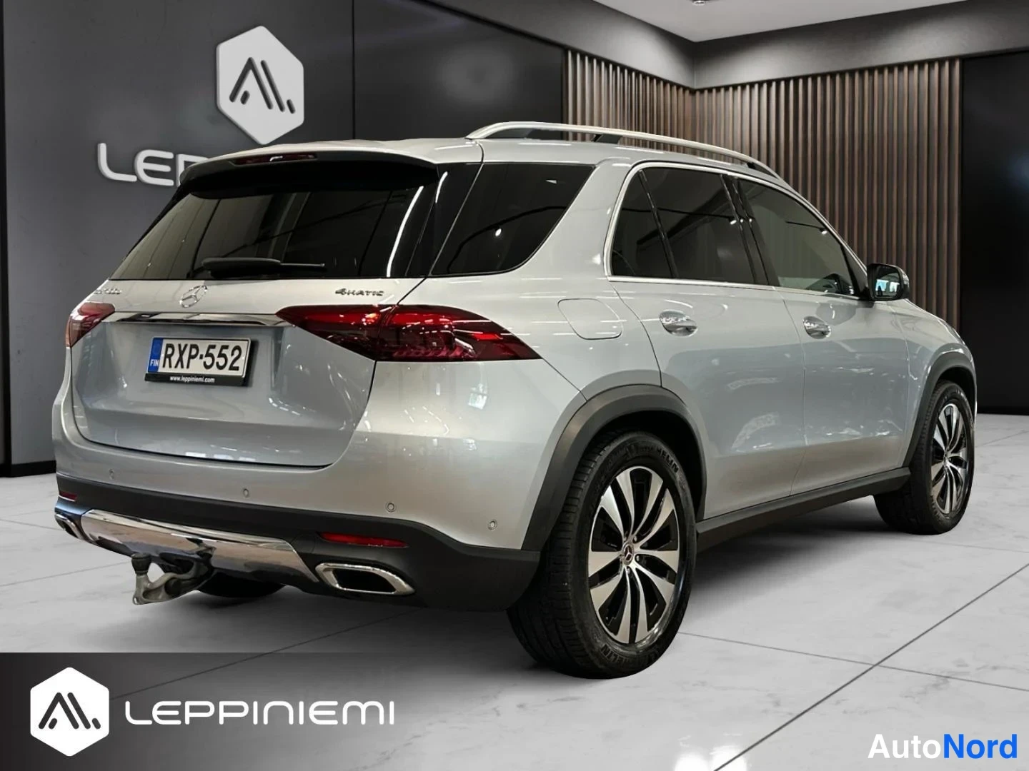 Takaviisto: Mercedes-Benz GLE:n takaosa ja oikea kylki kolmannelta kulmalta; rekisterikilpi, hopeanvärisellä koriairalla, kattokaiteet ja vedettävyyskytkin.