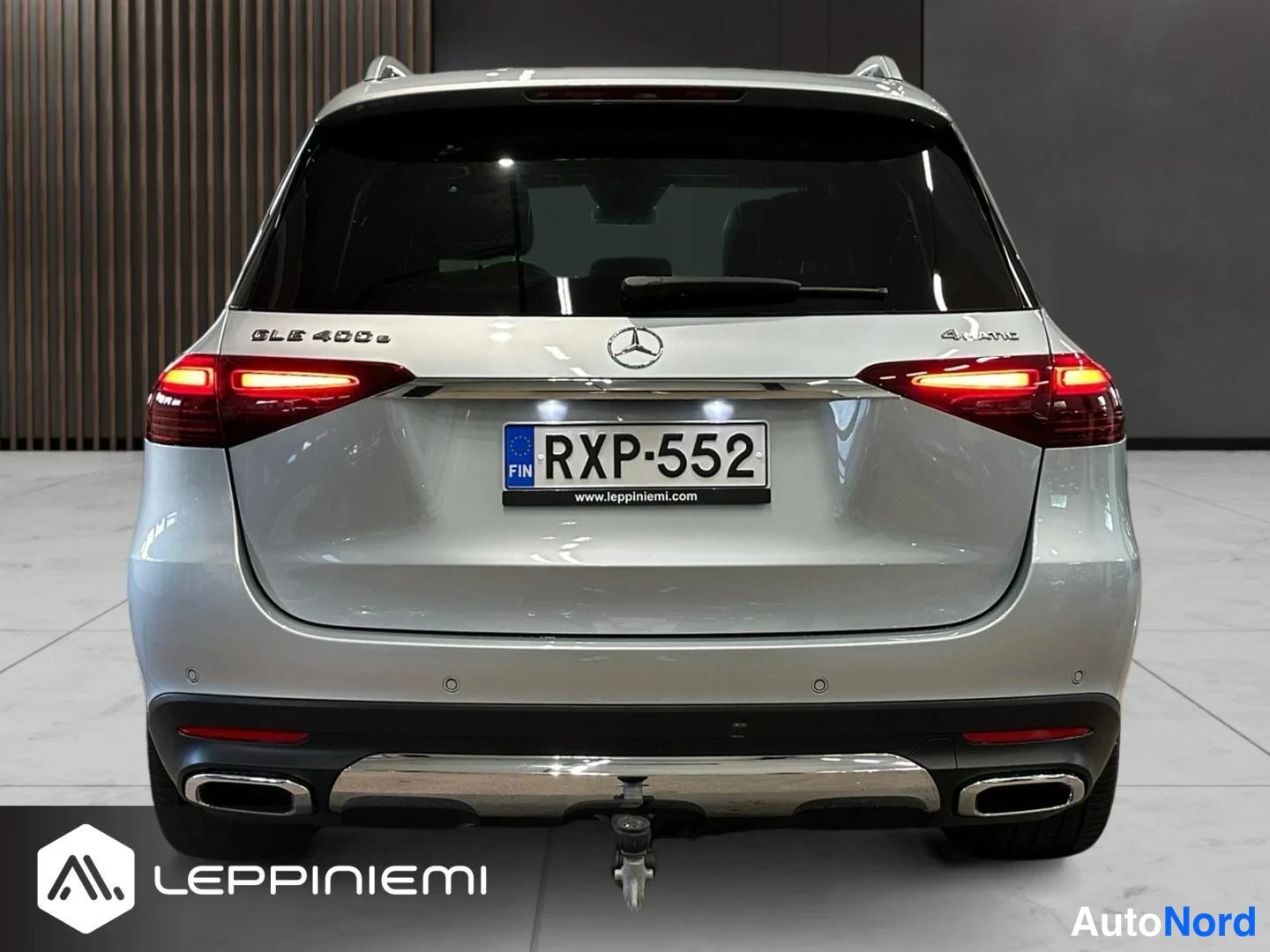 Takaa: Mercedes-Benz GLE:n takaosa suoraan takaa; rekisterikilpi, 'GLE 400 e' ja '4MATIC' -merkit, hopeanvärinen koripelti.