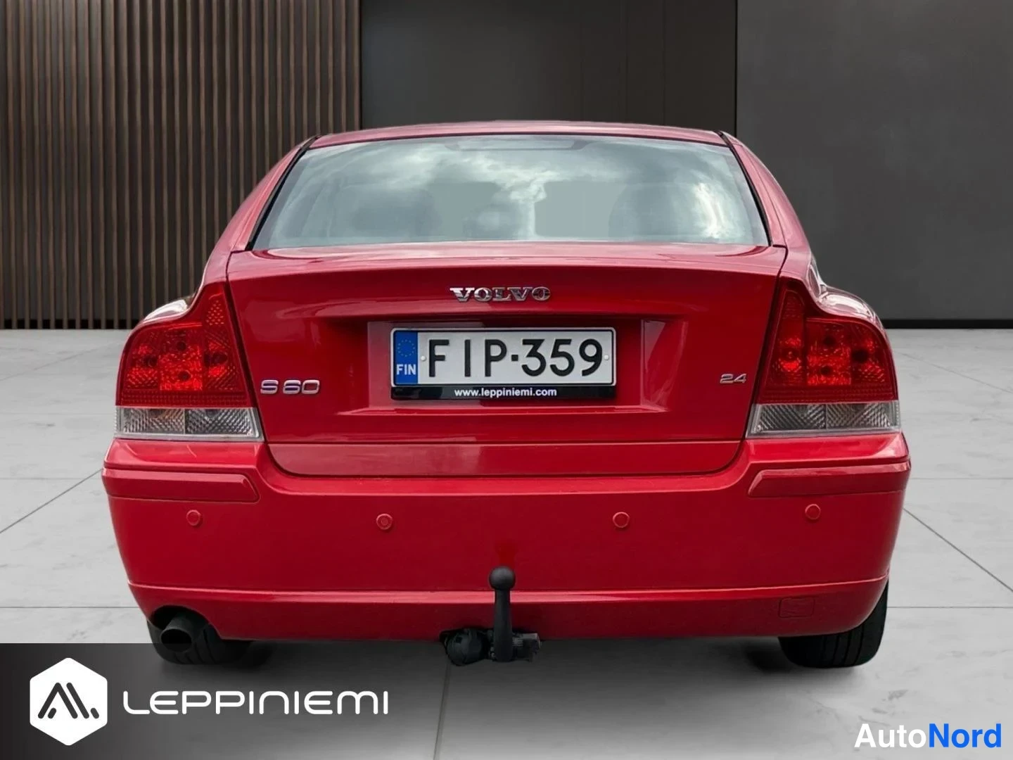 Takaa: Punaisen Volvo S60:n suora takaosan näkymä, VOLVO-merkki, S60- ja 2.4-merkinnät sekä rekisteritunnus näkyvät.