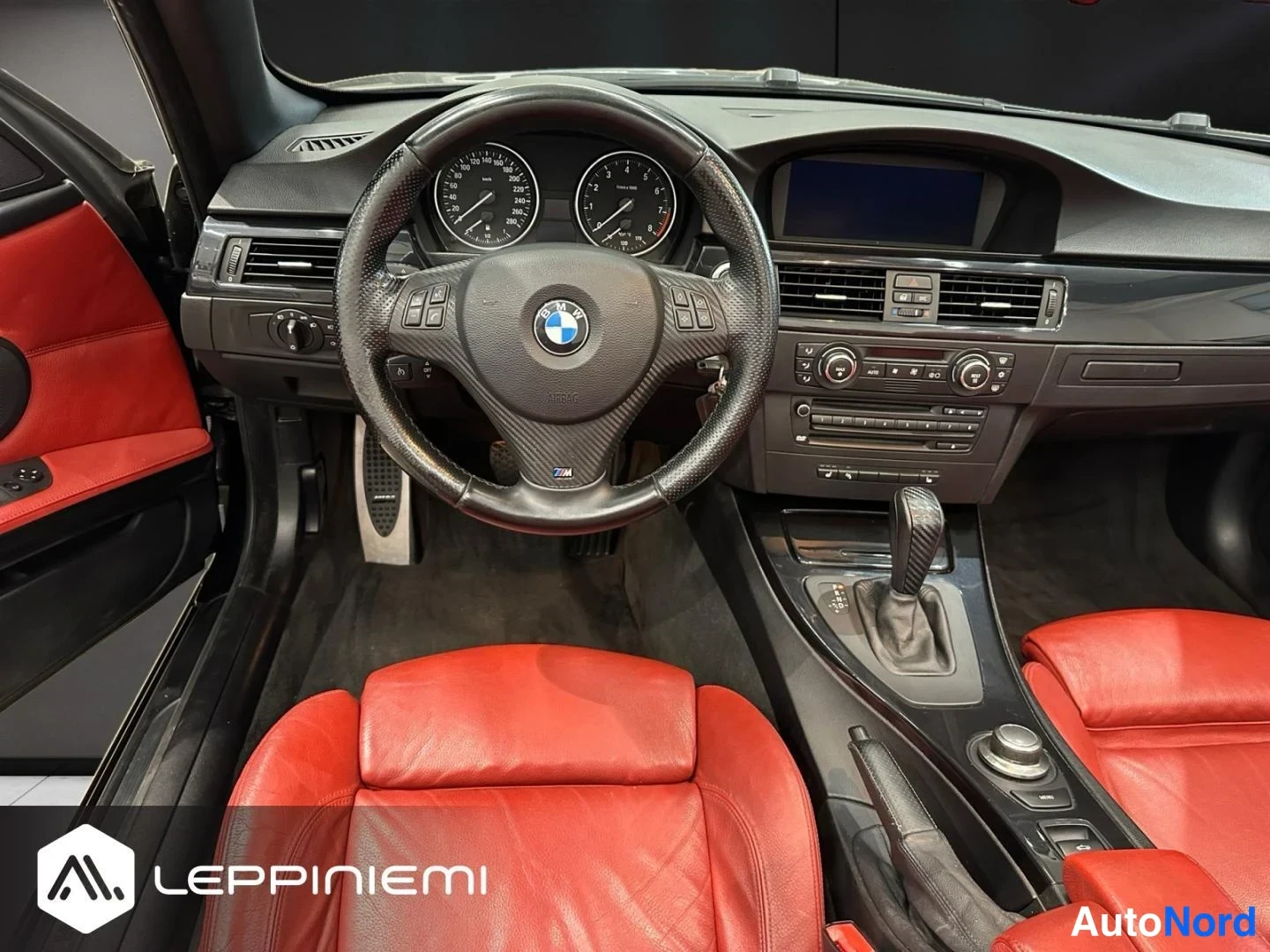 Muu: Auton sisätilat: BMW-ohjauspyörä, punaiset nahkaistuimet ja automaattivaihteen valitsin.