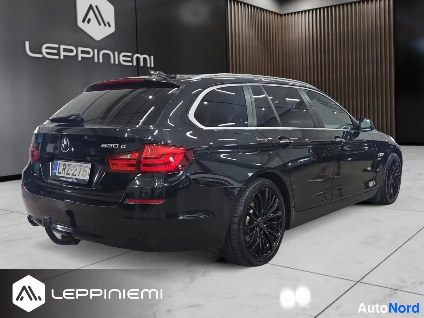 Takaviisto: Mustan BMW:n takakulman sisätiloissa; rekisteritunnus ja perässä 530 d -merkintä.