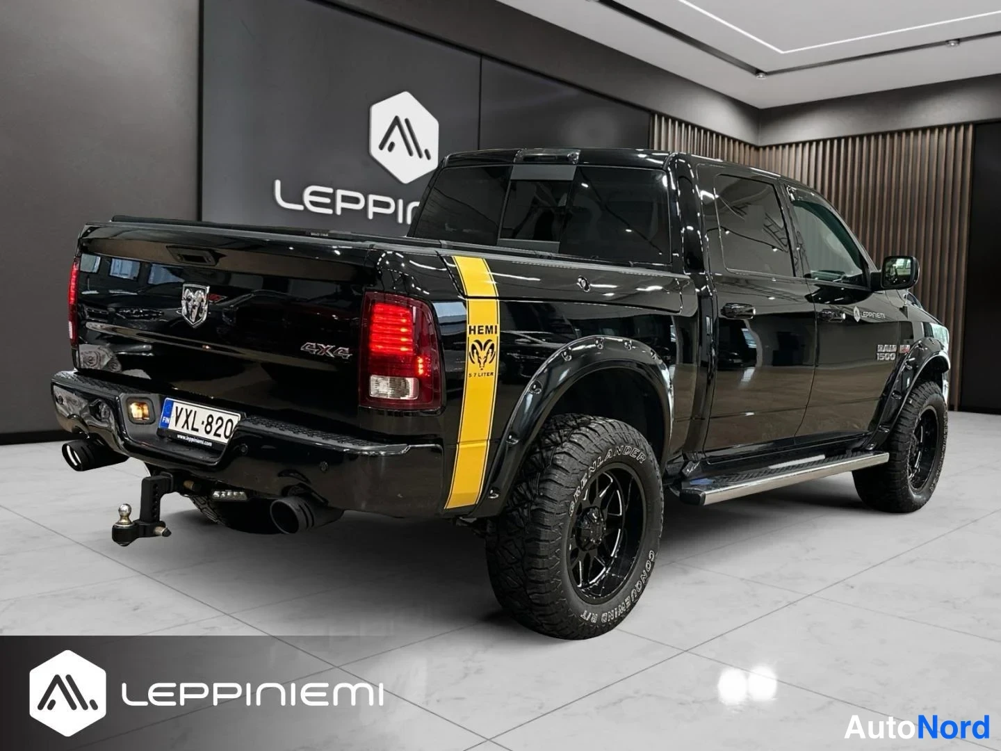 Takaviisto: Mustan noutajan lavan takakulma kolmesta neljästä, keltainen HEMI-raita ja rekisteri.