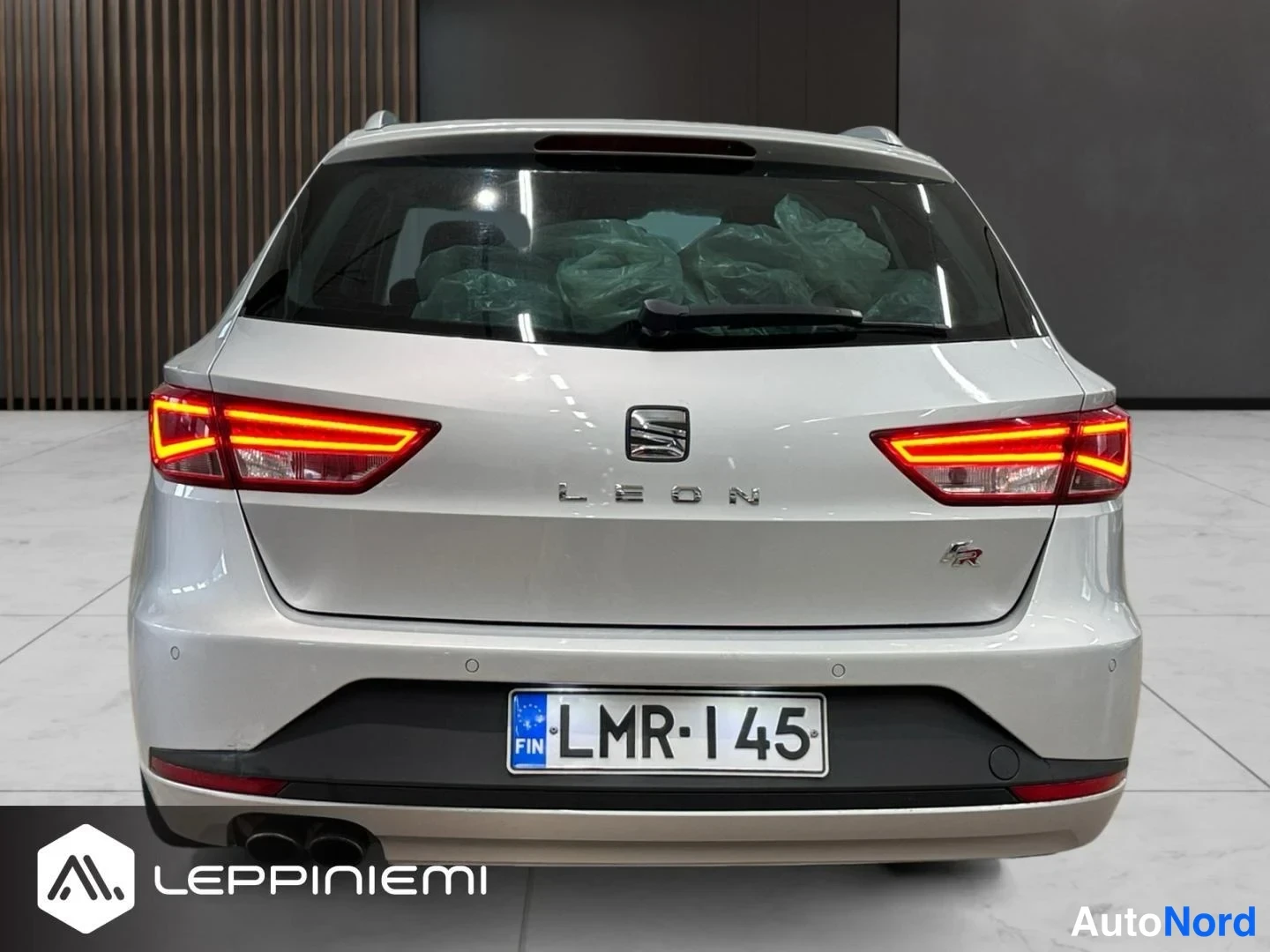 Takaa: Seat Leon ST:n suora takanäkymä; LEON-teksti ja SEAT-merkki takaluukussa, tunnistekilpi, takavalojen viivamaiset toteamusvalot.