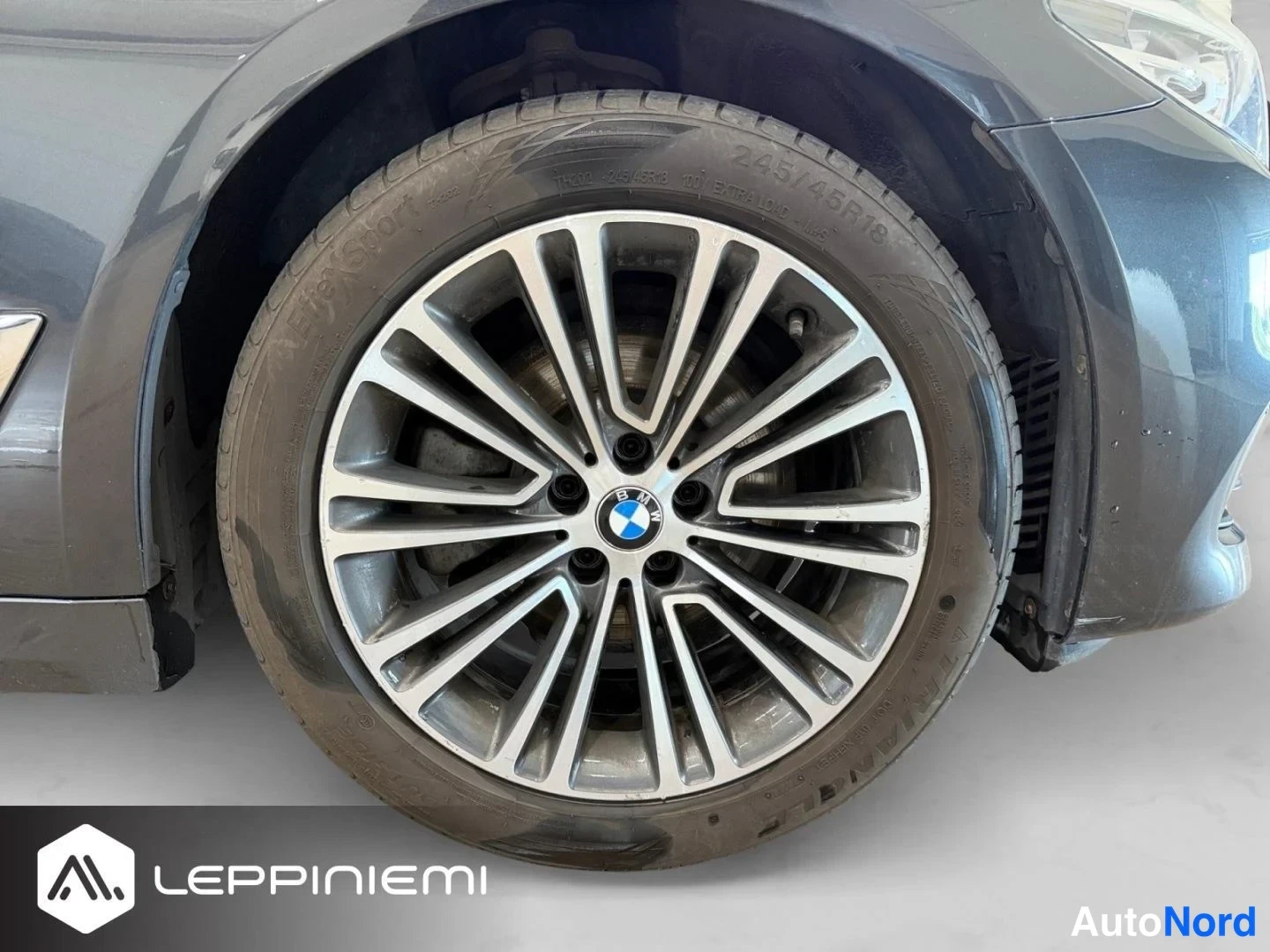 Etuviisto, nokka oikealle: BMW:n etupyörän lähikuva: kaksiosainen kevytmetallivanne, Bridgestone-runflat-rengas 245/45 R18.