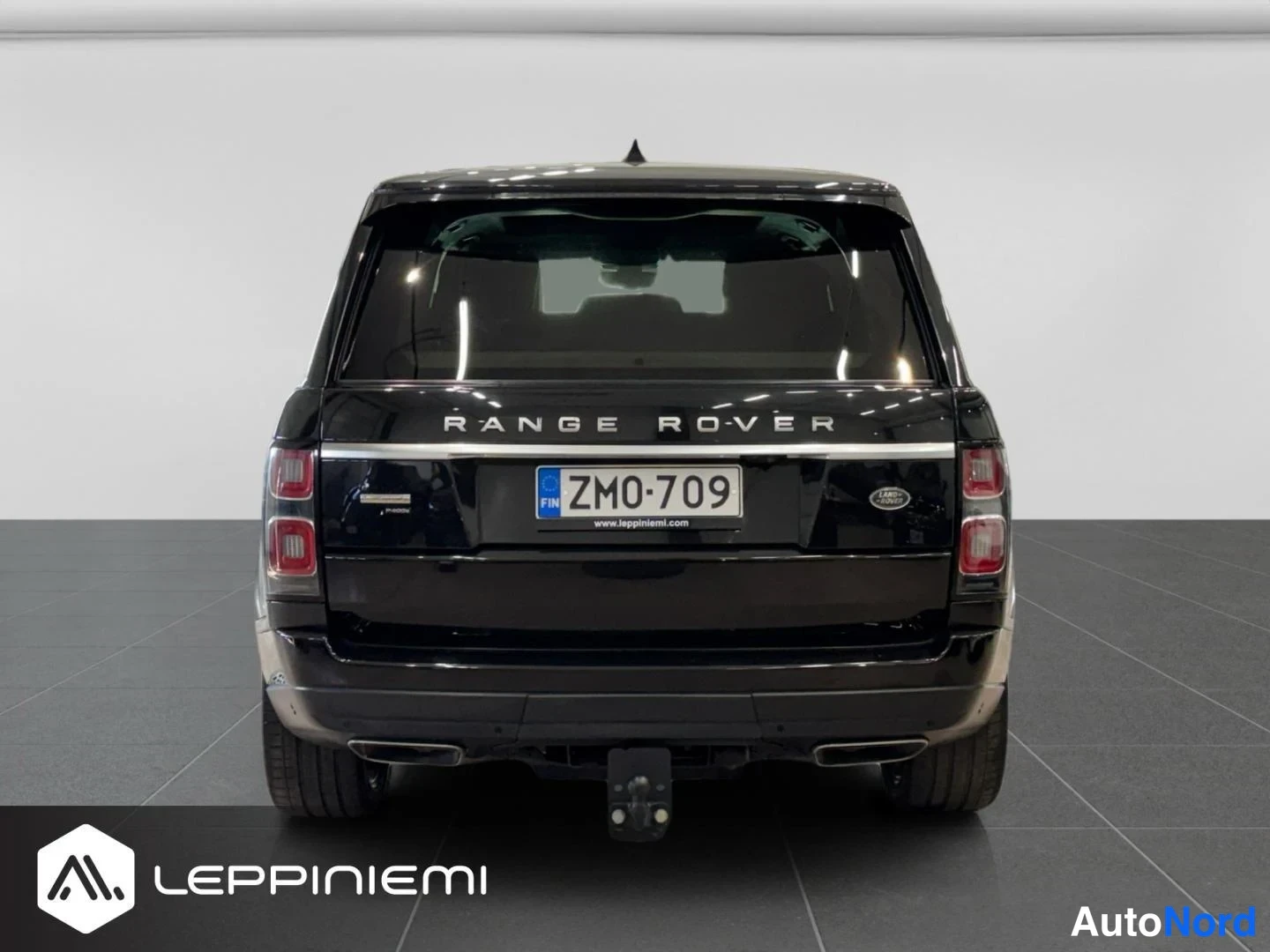 Takaa: Mustan Range Roverin takaosan suora kuva, tekstit 'RANGE ROVER' ja rekisterikilpi.