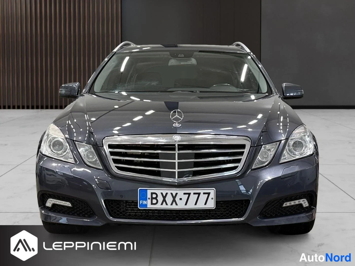 Edestä: Mercedes-Benzin etupää suoraan edestä, jäähdytinverkko ja rekisterikilpi.
