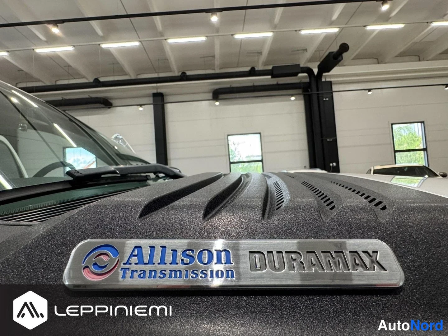 Muu: Chevrolet-pickupin konepellin lähikuva, jossa Allison Transmission - Duramax -nimikilpi