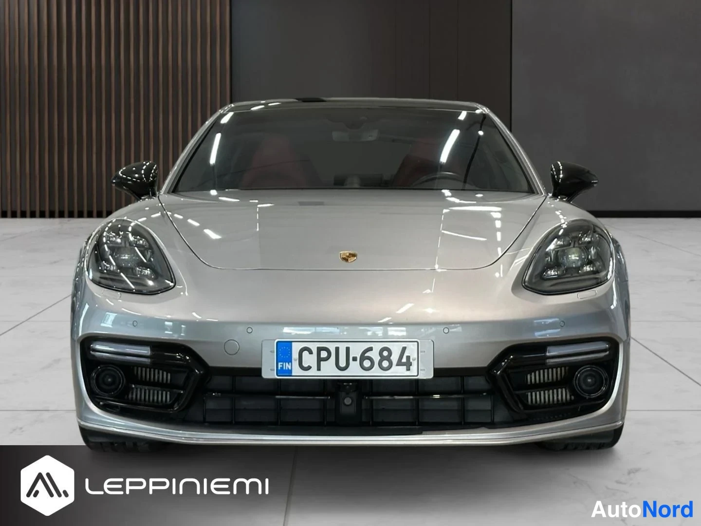 Edestä: Suora edestä kuvattu hopeanharmaa Porsche Panamera,.