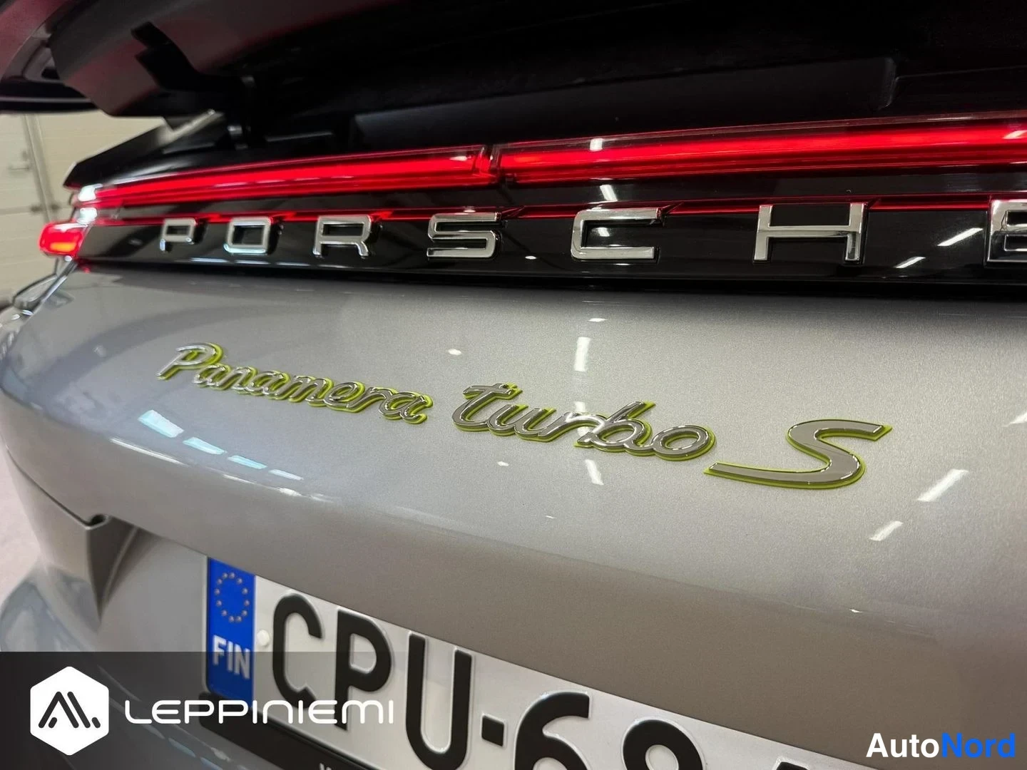 Takaa: Porsche-hybridin takavalot ja PORSCHE-merkintä, takakannella Panamera Turbo S -emblem, suomalainen rekisterikilpi CPU-6x