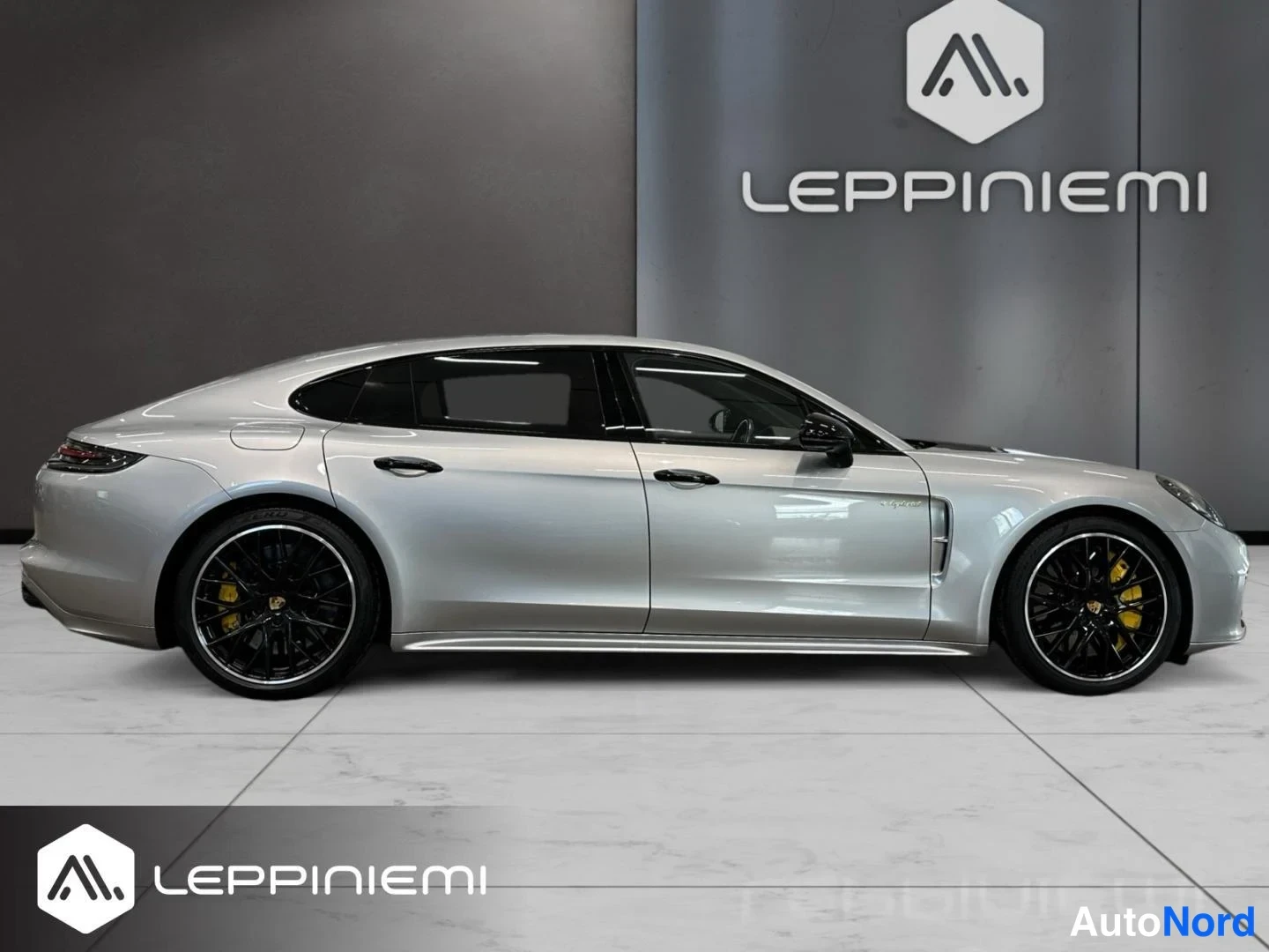 Sivulta: Sivukuvassa hopeanharmaa Porsche Panamera, mustat vanteet ja keltainen jarrusatula näkyvissä.