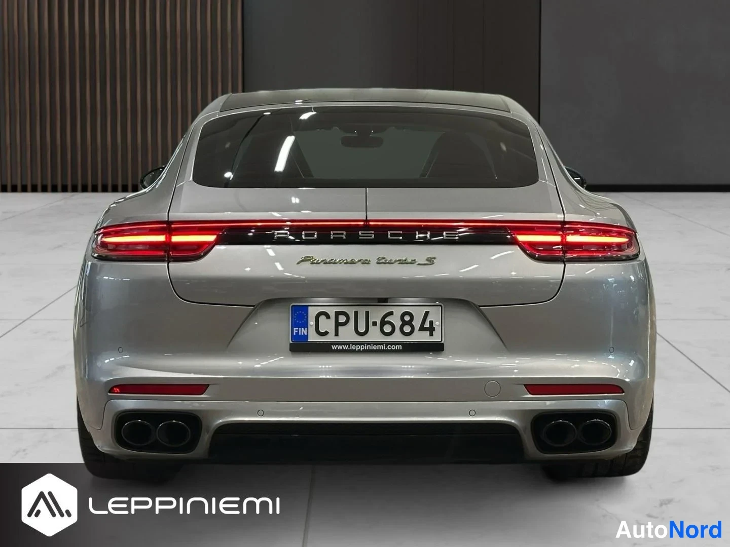 Takaa: Porsche Panamera -auton takaosa suoraan takaa: PORSCHE-teksti, Panamera Turbo S -merkintä, rekisterikilpi ja neljä pakoputkea.