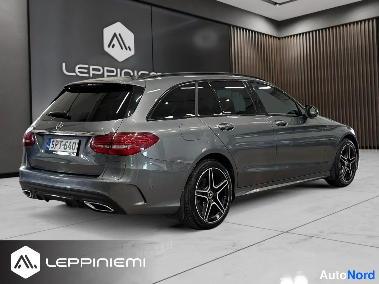 Takaviisto: Mercedes-Benz C -farmari takaa ja sivulta, harmaakarmaasi, rekisteri