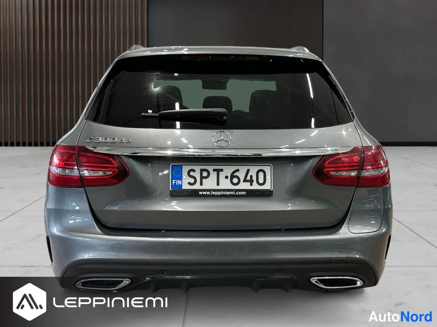 Takaa: Mercedes-Benz C 300 de farmarin takaosasta suoraan takaa kuvattuna; rekisterikilpi ja mallimerkintä C 300 de