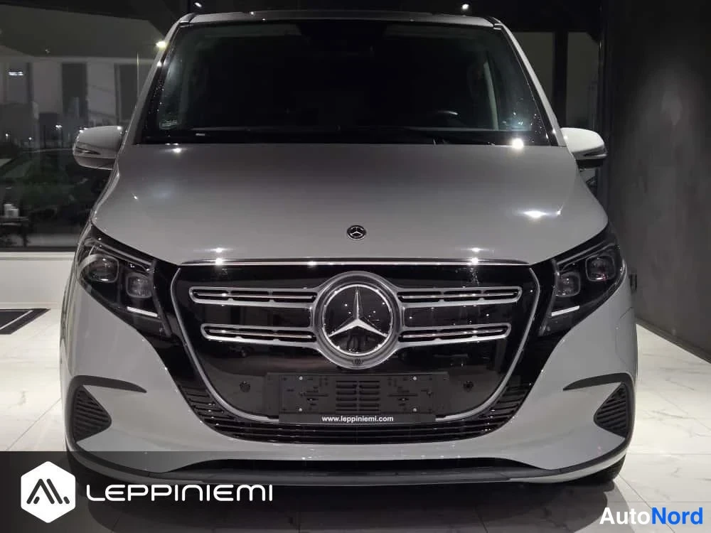 Edestä: Hopeanharmaa tila-auto suoraan edestä kuvattuna, Mercedes-tähtimerkki etusäleikön keskellä.