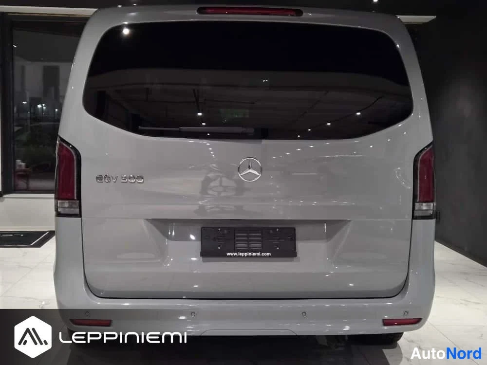 Takaa: Mercedes-Benz EQV takaa: merkki ja EQV 300 -merkintä, tummat takaikkunat ja takavalot.