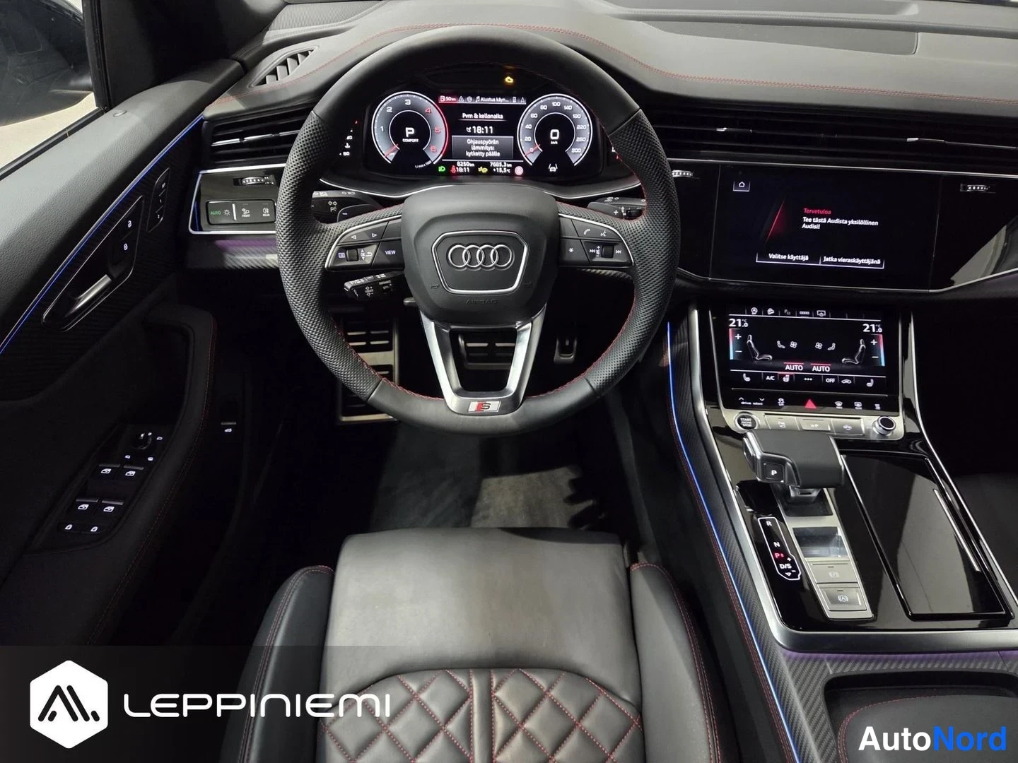 Muu: Audi Q8:n kuljettajan puolen sisätilat: monitoimorengas, digitaalinen mittaristo, keskikonsolin näytöt ja必须 ilmastointipaneeli mustaa quiltattua nahkaa istuinta