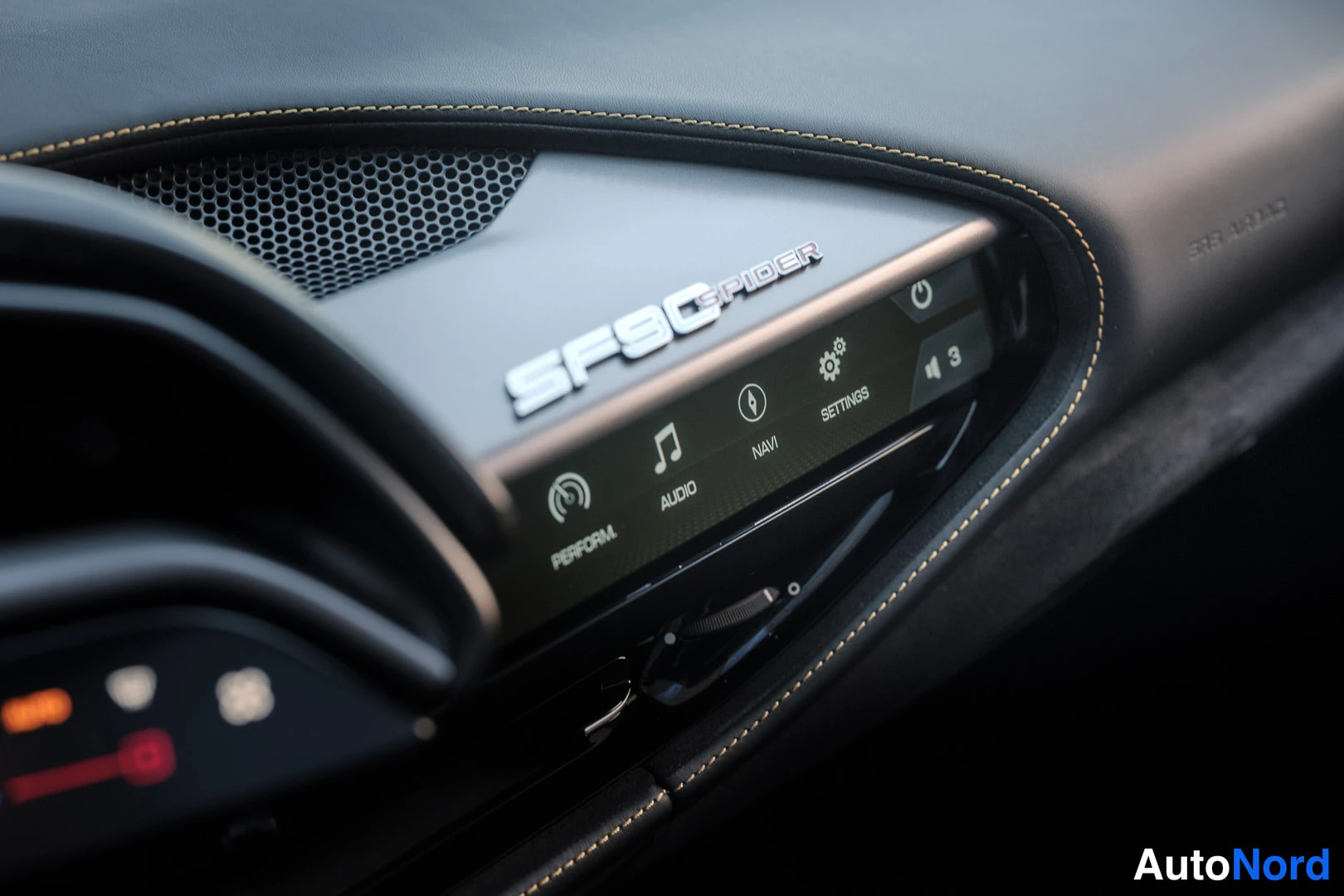 Muu: Sisätilan yksityiskohta: kosketusnäyttö jossa valikot PERFORM., AUDIO, NAVI ja SETTINGS, ja sen yläpuolella SF90 SPIDER -kyltti.