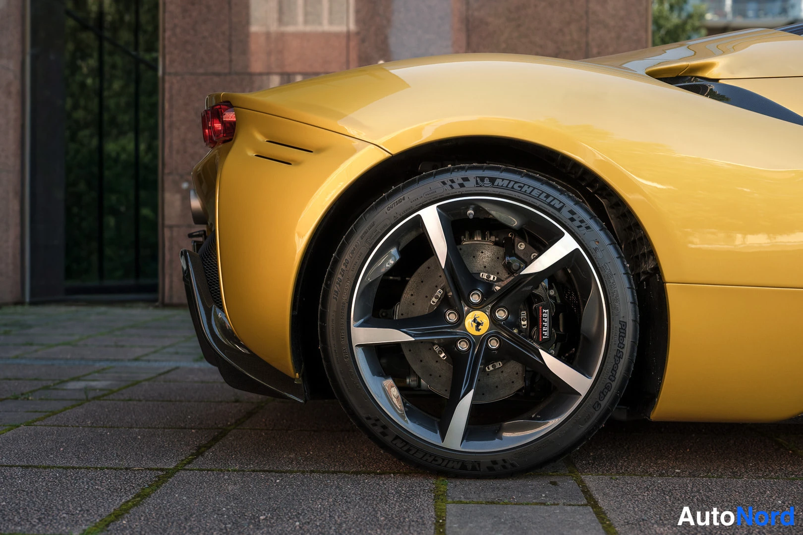 Takaviisto: Keltaisen Ferrarin takakulma, takapyörä ja Michelin-renkaat